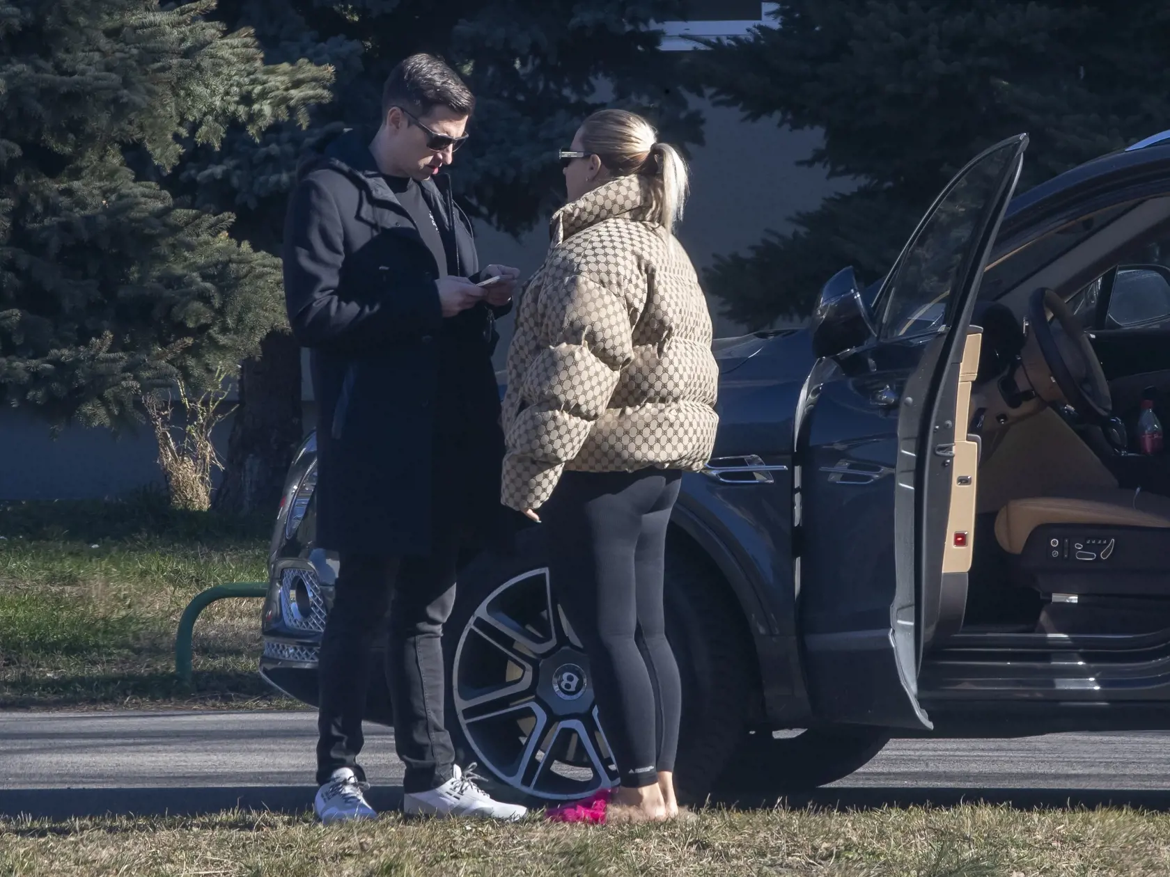 Paparazzi účastníkov tanečnej šou Let’s Dance počas príchodu na tréning do tanečnej školy Dansovia, ktorú vlastní tanečník Peter Modrovský. Na snímke je tenistka Dominika Cibulková.