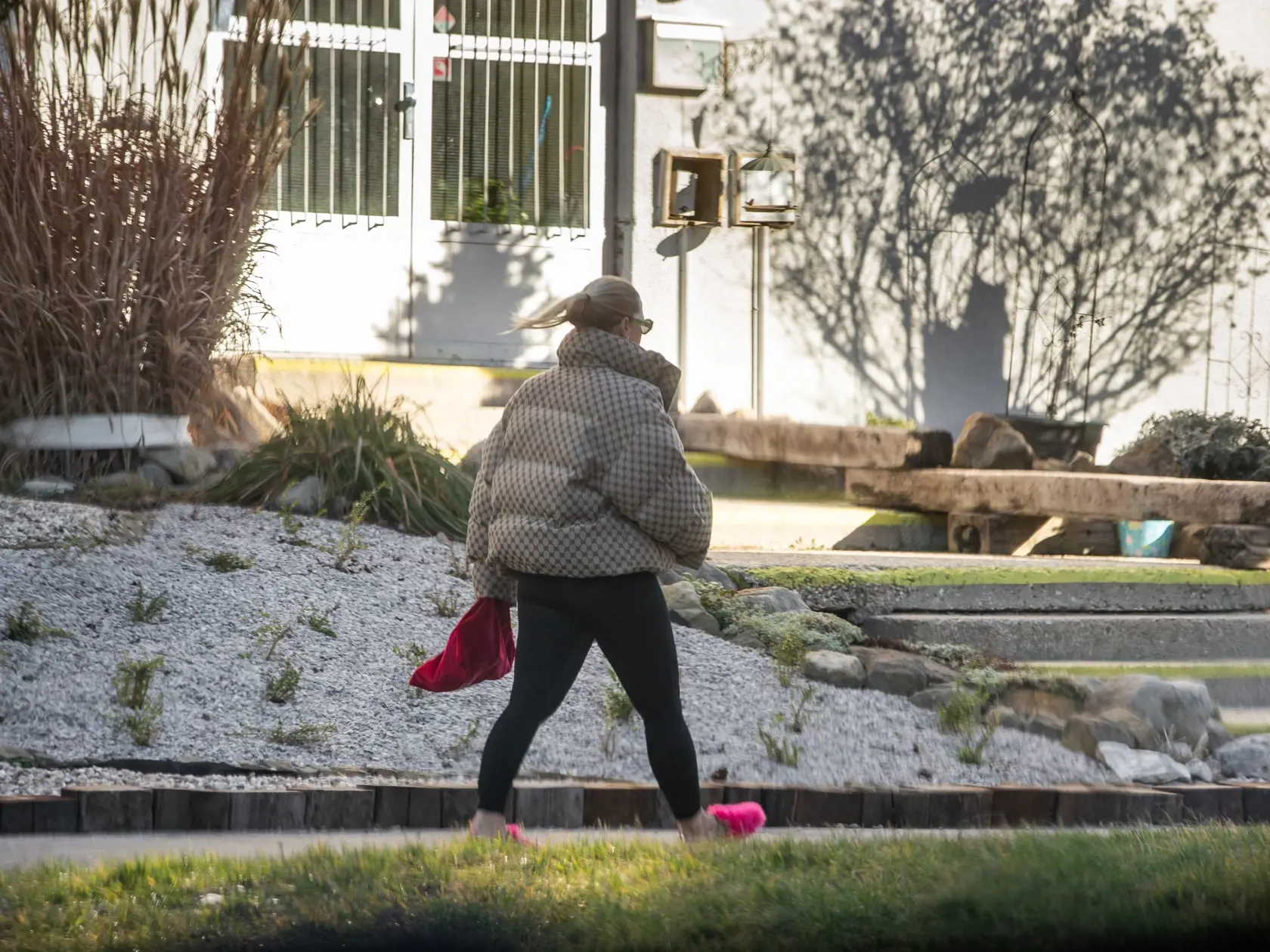 Paparazzi pred tanečnou školou Dansovia v Bratislave. Na snímke Dominika Cibulková.