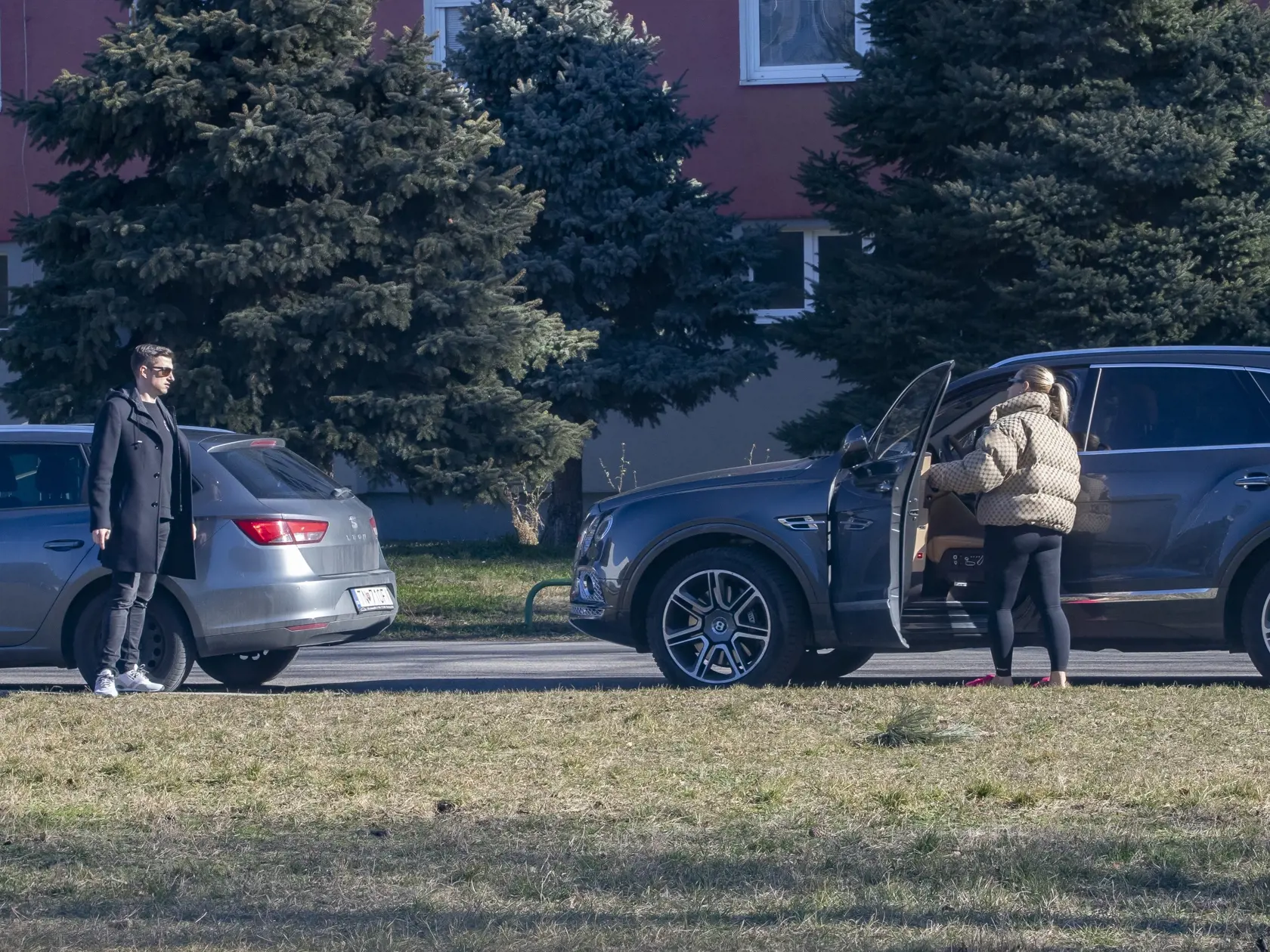 Paparazzi účastníkov tanečnej šou Let’s Dance počas príchodu na tréning do tanečnej školy Dansovia, ktorú vlastní tanečník Peter Modrovský. Na snímke je tenistka Dominika Cibulková.