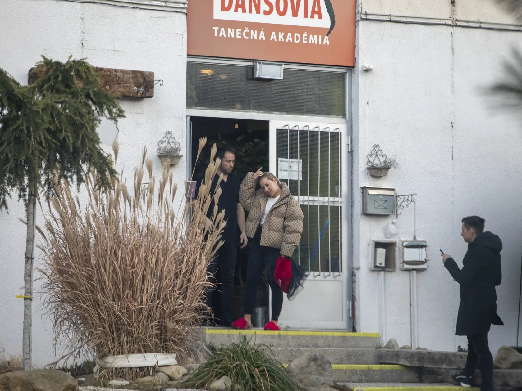 Na snímke je tenistka Dominika Cibulková  a Peter Modrovský pred tanečným štúdiom Dansovia,  ako odchádza z tréningu pred novou sériou televíznej súťaže Let's Dance.