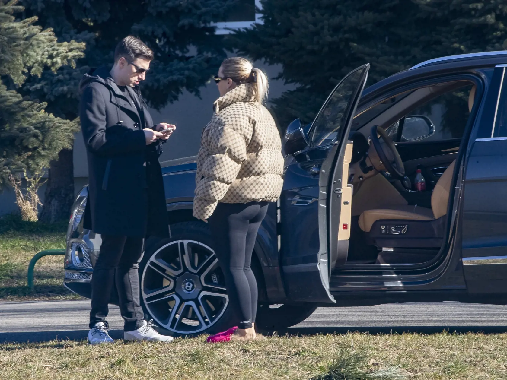 Paparazzi účastníkov tanečnej šou Let’s Dance počas príchodu na tréning do tanečnej školy Dansovia, ktorú vlastní tanečník Peter Modrovský. Na snímke je tenistka Dominika Cibulková.