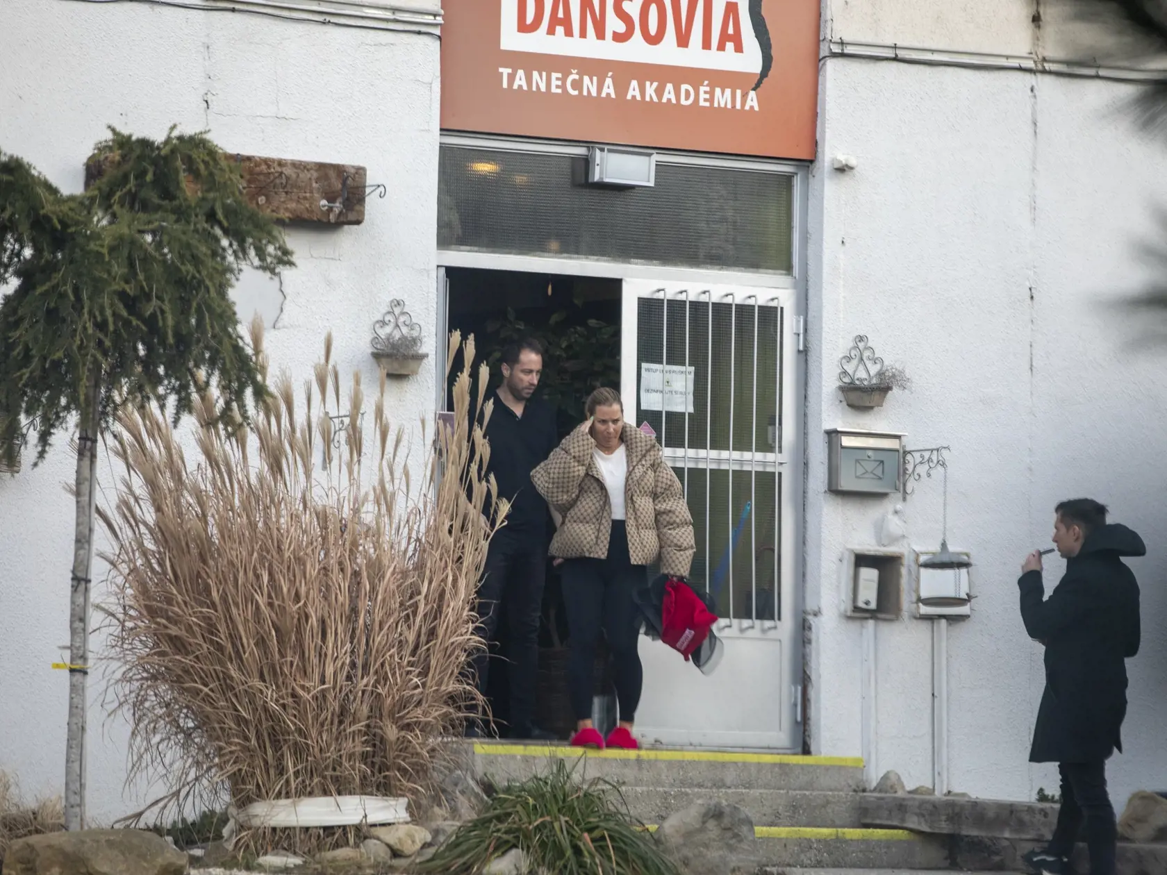 Na snímke je tenistka Dominika Cibulková  a Peter Modrovský pred tanečným štúdiom Dansovia,  ako odchádza z tréningu pred novou sériou televíznej súťaže Let's Dance.