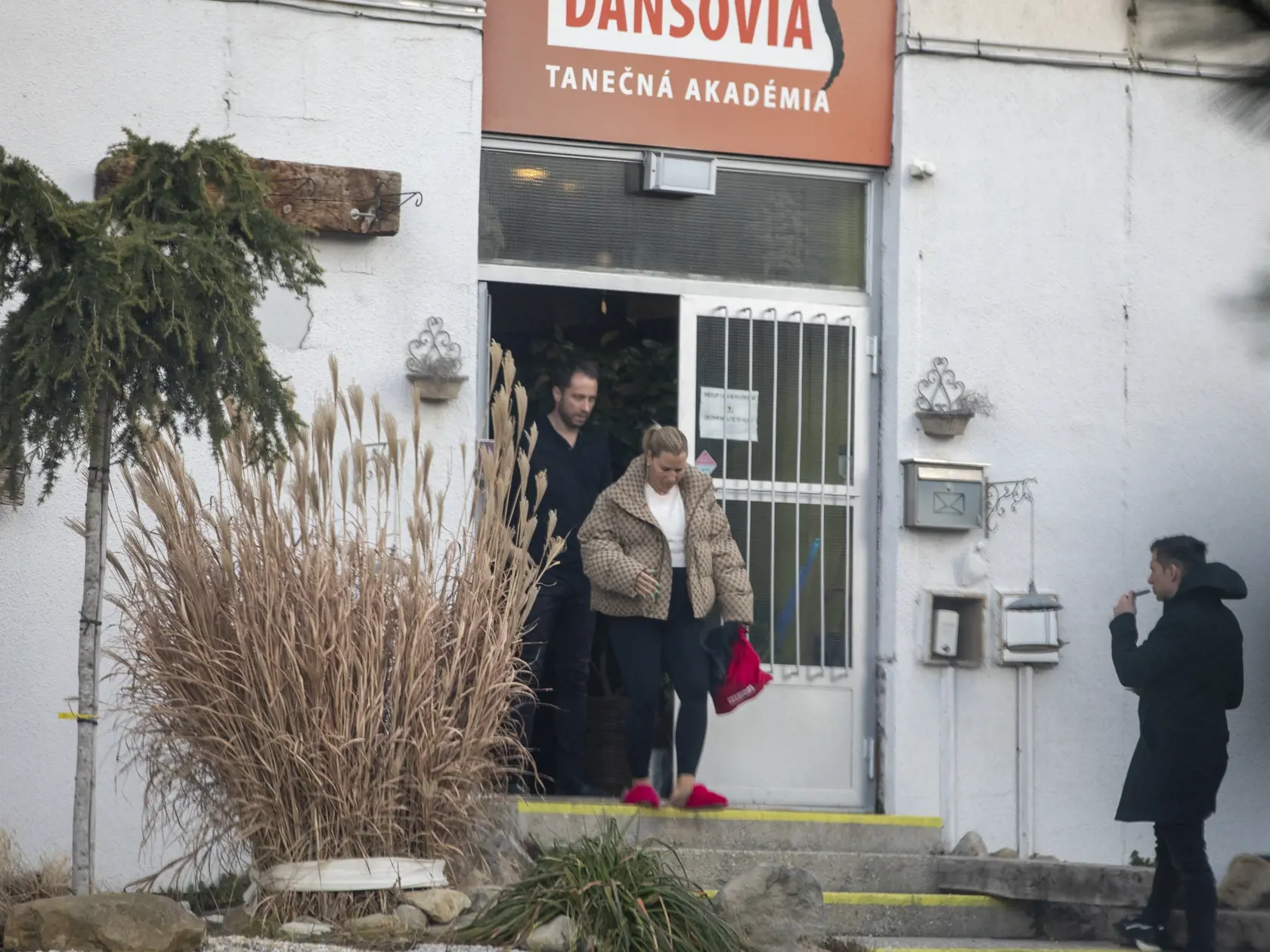 Na snímke je tenistka Dominika Cibulková  a Peter Modrovský pred tanečným štúdiom Dansovia,  ako odchádza z tréningu pred novou sériou televíznej súťaže Let's Dance.