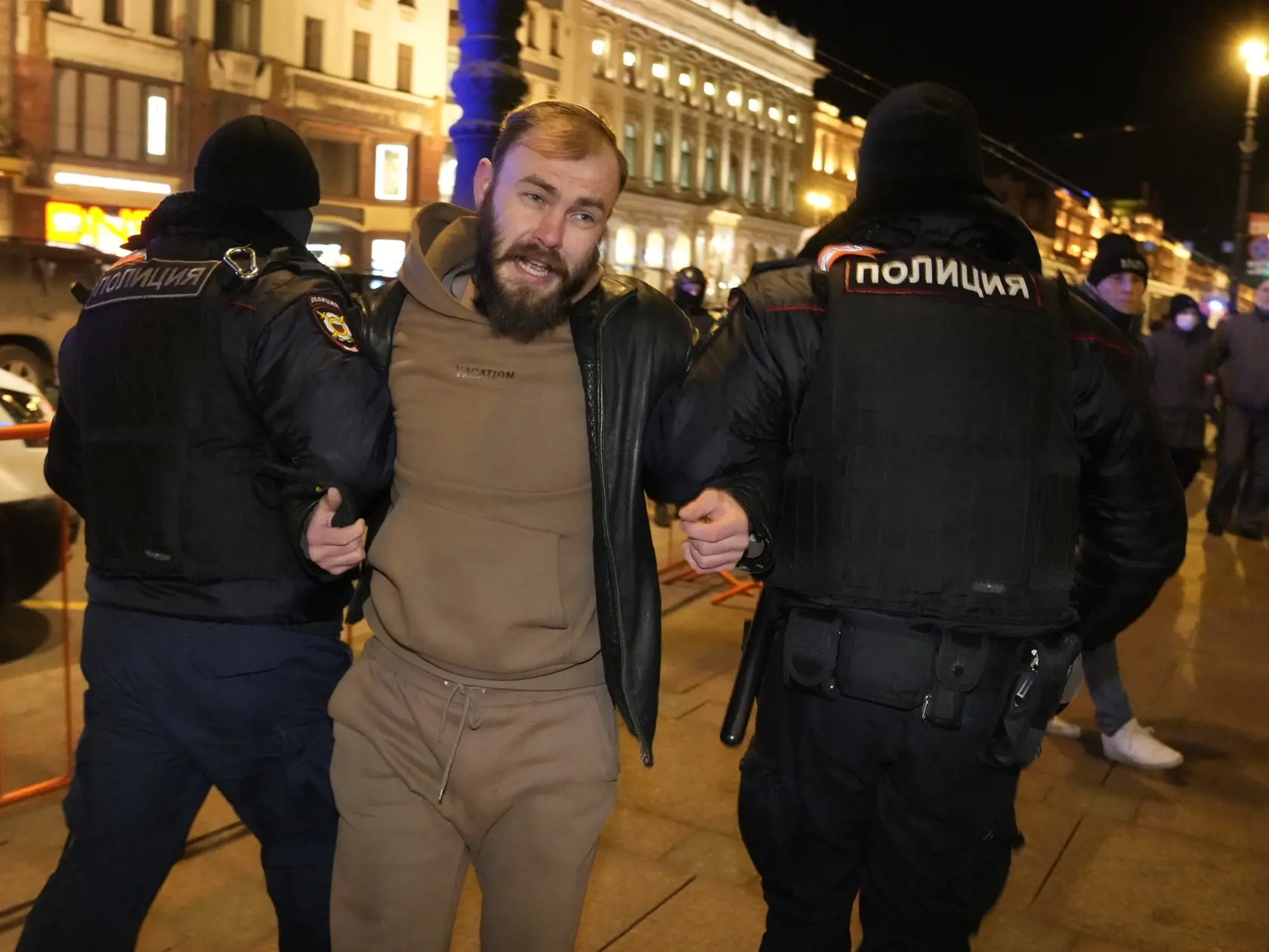 KK9 Moskva - Policajti zatýkajú muža počas akcie proti ruskému útoku na Ukrajinu, v Moskve 26. februára 2022. Pouličné protesty proti vojne na Ukrajine sa v Moskve, Petrohrade a ďalších ruských mestách obnovili aj v sobotu, pričom ľudia vyšli do ulíc i napriek masovému zatýkaniu vo štvrtok a piatok. FOTO TASR/AP
Police detain a demonstrator during an action against Russia's attack on Ukraine in St. Petersburg, Russia, Saturday, Feb. 26, 2022. Protests against the Russian invasion of Ukraine resu