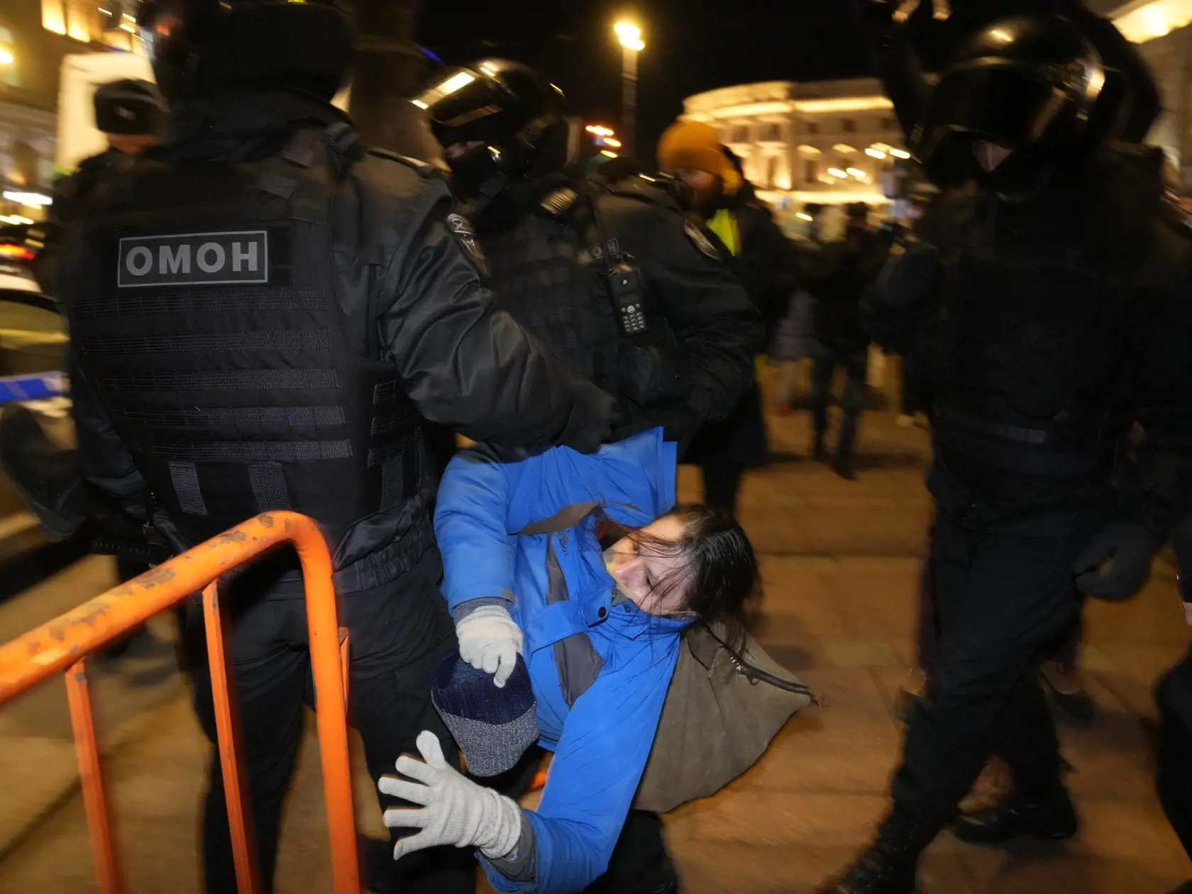 KK10 Moskva - Policajti zatýkajú ženu počas akcie proti ruskému útoku na Ukrajinu, v Moskve 26. februára 2022. Pouličné protesty proti vojne na Ukrajine sa v Moskve, Petrohrade a ďalších ruských mestách obnovili aj v sobotu, pričom ľudia vyšli do ulíc i napriek masovému zatýkaniu vo štvrtok a piatok. FOTO TASR/AP
Police detain a demonstrator during an action against Russia's attack on Ukraine in St. Petersburg, Russia, Saturday, Feb. 26, 2022. Protests against the Russian invasion of Ukraine res