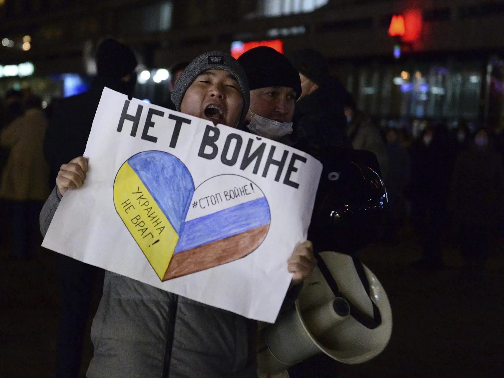 KK42 Moskva - Policajt zatýka muža počas akcie proti ruskému útoku na Ukrajinu, v Moskve 24. februára 2022. Počas protivojnových protestov jednotlivcov i zhromaždení proti invázii, ktorú Rusko vo štvrtok začalo na Ukrajine, zadržala polícia v 39 ruských mestách zatiaľ takmer 400 ľudí. FOTO TASR/AP
Police officer detain a demonstrator with the poster reading "No war" during an action against Russia's attack on Ukraine in Moscow, Russia, Thursday, Feb. 24, 2022. Hundreds of people gathered in the 