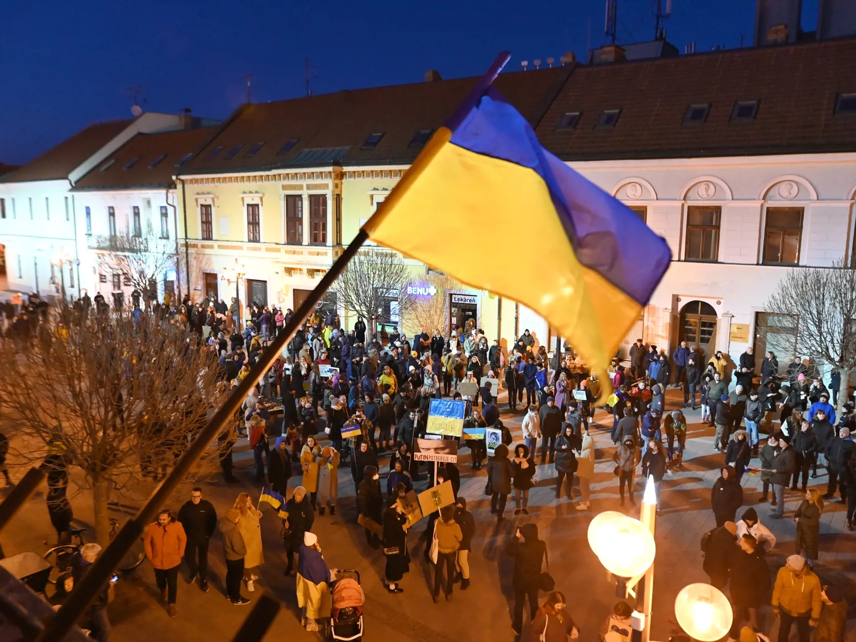 Účastníci počas protestu proti ruskej invázii na Ukrajine s názvom "Trnava stojí za Ukrajinou" v Trnave v pondelok 28. októbra 2022. FOTO TASR - Lukáš Grinaj