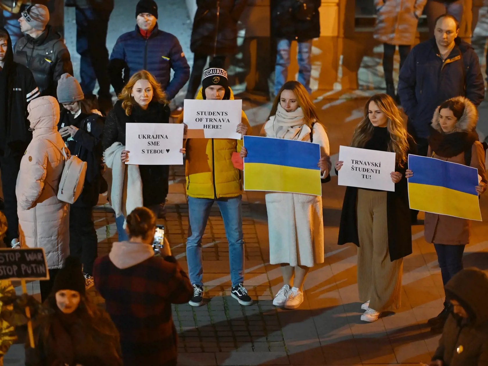 Účastníci držia transparenty počas protestu proti ruskej invázii na Ukrajine s názvom "Trnava stojí za Ukrajinou" v Trnave v pondelok 28. októbra 2022. FOTO TASR - Lukáš Grinaj