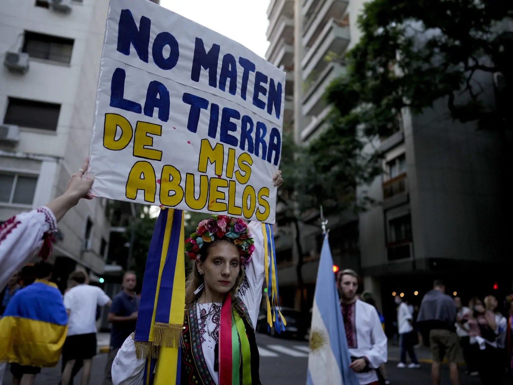 PK 26 Buenos Aires - Žena v ukrajinskom kroji drží plagát s nápisom "Nezabíjajte zem mojich starých otcov" počas protestu proti vojne na Ukrajine neďaleko ruskej ambasády v Buenos Aires v utorok 1. marca 2022. FOTO TASR/AP

A woman holds a banner that reads in Spanish "Don't kill the land of my grandfathers," as group of Ukrainians residing in Argentina protest outside the Russian embassy in Buenos Aires, Argentina. Tuesday, March 1, 2022. (AP Photo/Natacha Pisarenko)