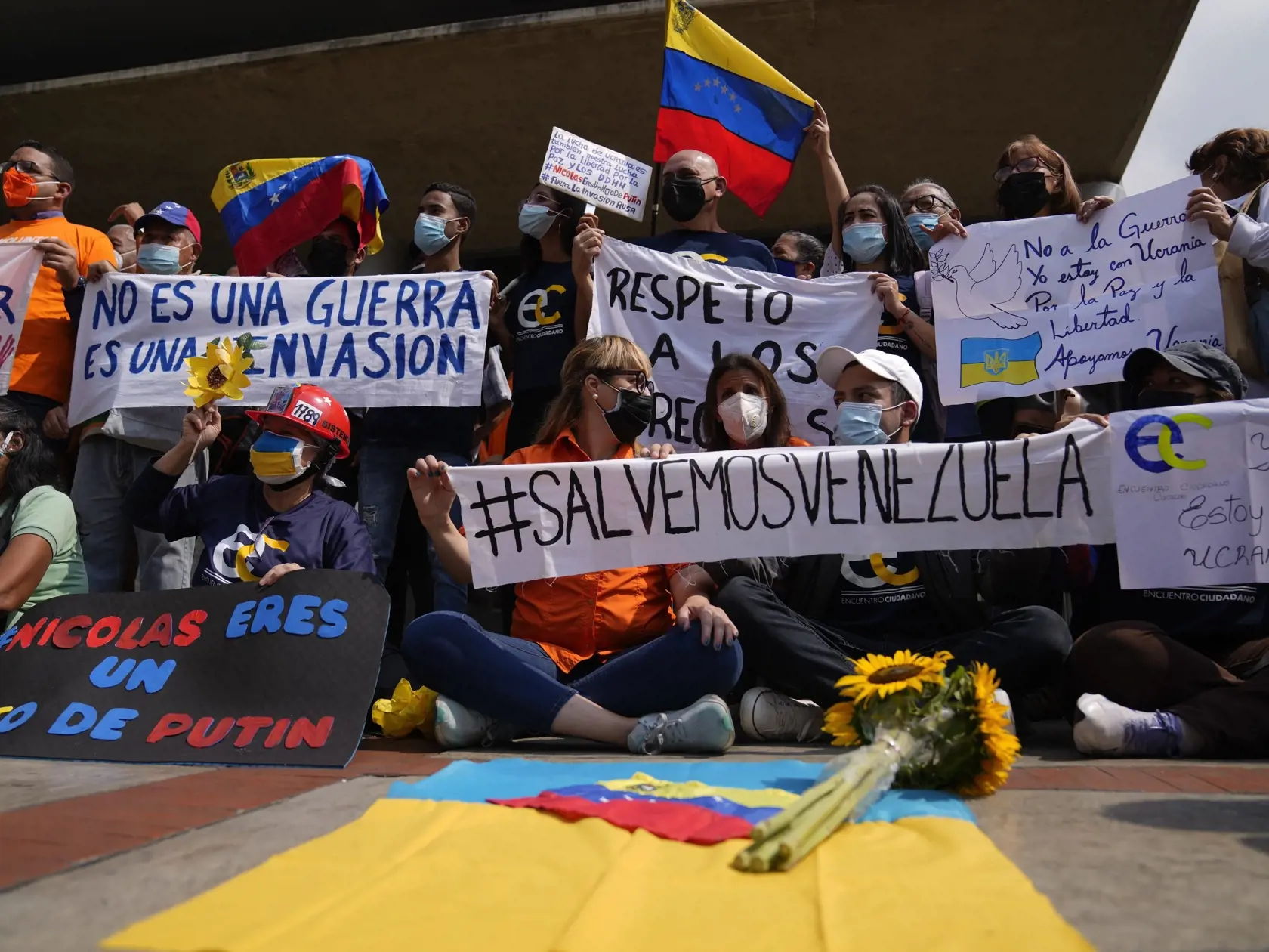 PK 63 Caracas - Ľudia držia transparenty počas protestu proti ruskej invázii na Ukrajine pred kanceláriou Európskej Únie vo venezuelskej metropole Caracas vo štvrtok 3. marca 2022. FOTO TASR/AP

People gather to protest against Russian's invasion of the Ukraine, outside the European Union offices in Caracas, Venezuela, Thursday, March 3, 2022. (AP Photo/Ariana Cubillos)