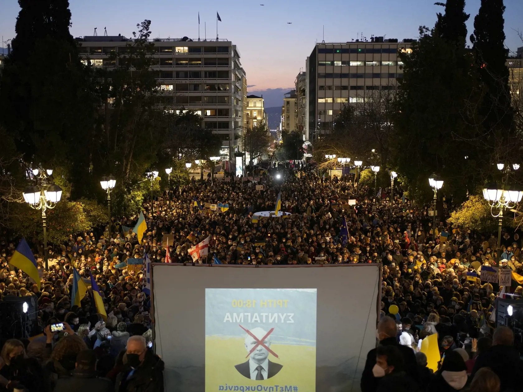 PK 10 Atény - Tisíce ľudí sa zhromaždili na proteste proti ruskej invázii a vojne na Ukrajine v Aténach v utorok 1. marca 2022. Protesty pokračujú po celom svete, ale Rusko pokračuje v bombardovaní civilných cieľov na Ukrajine. FOTO TASR/AP

Thousands of people gather during a protest against Russia's invasion of Ukraine, in Athens, Greece, Tuesday, March 1, 2022. Protests continue all over the world as Russian shelling pounded civilian targets in Ukraine. (AP Photo/Thanassis Stavrakis)