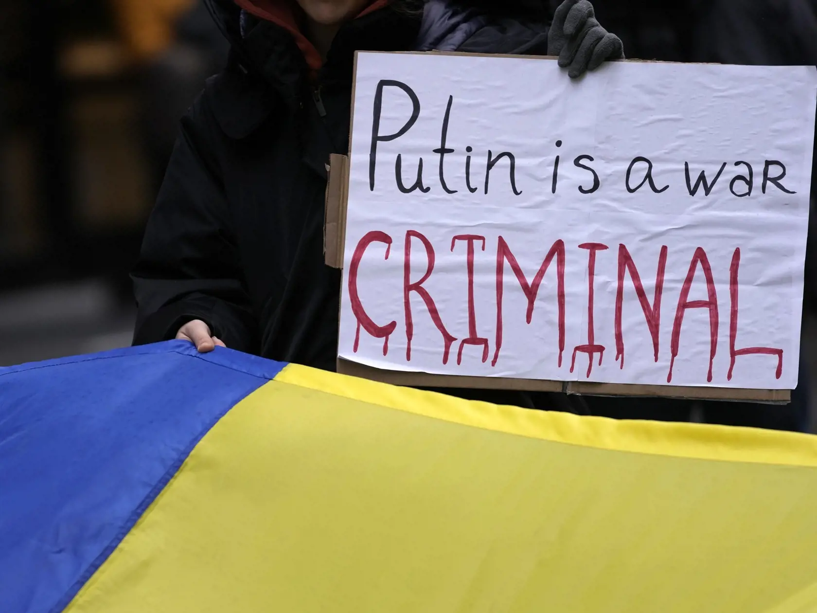 KK57 Belehrad - Muž drží transparent počas protestu na podporu Ukrajiny v Belehrade 26. februára 2022. Ruský prezident Vladimir Putin vo štvrtok oznámil, že rozhodol o uskutočnení špeciálnej vojenskej operácie vo východnej časti Ukrajiny. Putin takisto varoval ďalšie krajiny, že akýkoľvek pokus o zasahovanie do krokov Ruska bude viesť k následkom. FOTO TASR/AP
A protester holds a banner during a protest against the Russian invasion, in solidarity with the Ukrainian people in Belgrade, Serbia, Sa