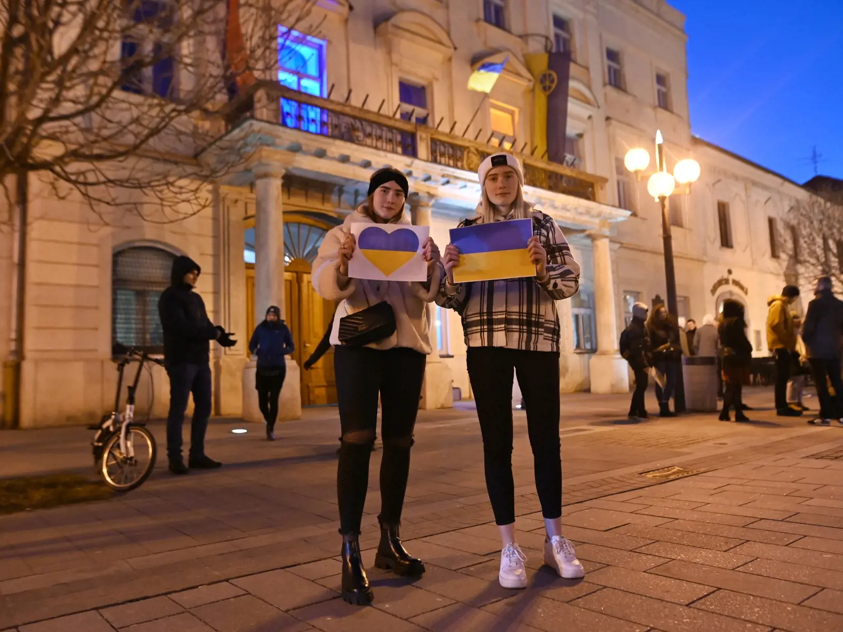 Účastníčky držia transparenty počas protestu proti ruskej invázii na Ukrajine s názvom "Trnava stojí za Ukrajinou" v Trnave v pondelok 28. októbra 2022. FOTO TASR - Lukáš Grinaj