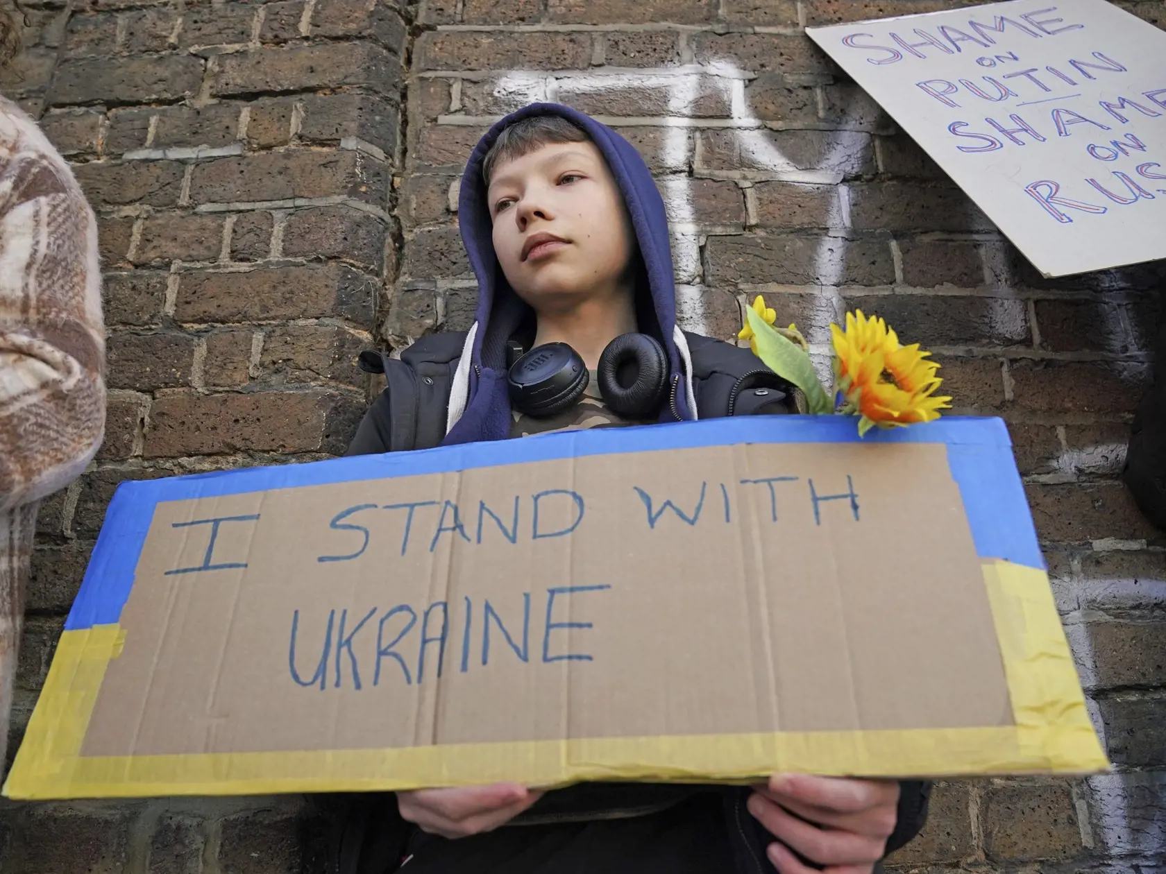 KK60 Londýn - Chlapec nesie transparent počas protestu na podporu Ukrajiny v Londýne 26. februára 2022. Ruský prezident Vladimir Putin vo štvrtok oznámil, že rozhodol o uskutočnení špeciálnej vojenskej operácie vo východnej časti Ukrajiny. Putin takisto varoval ďalšie krajiny, že akýkoľvek pokus o zasahovanie do krokov Ruska bude viesť k následkom. FOTO TASR/AP
A boy takes part in a demonstration in support of Ukraine, outside the Russian Embassy in west London, Saturday, Feb. 26, 2022. Russian 