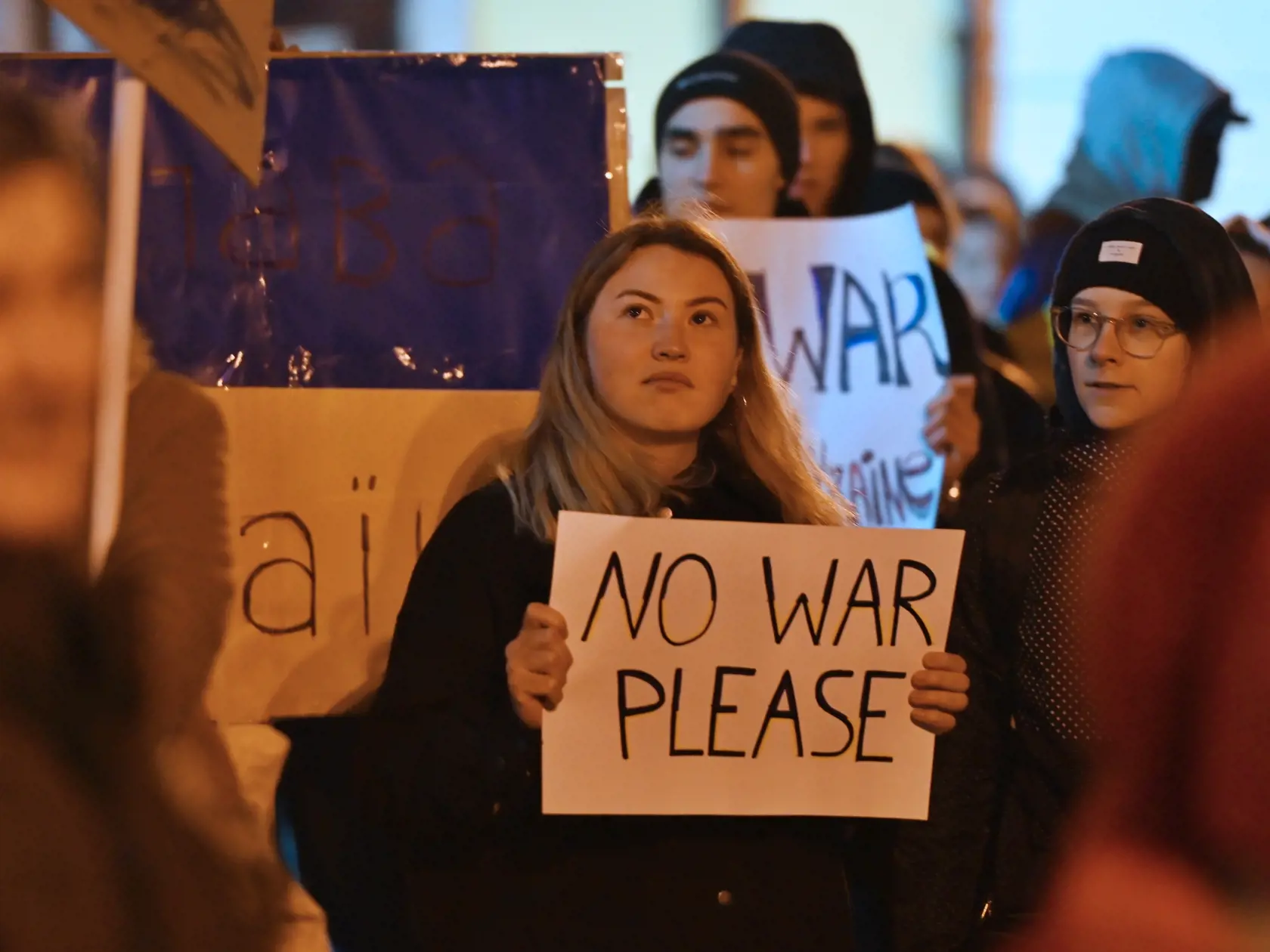 Účastníci počas protestu proti ruskej invázii na Ukrajine s názvom "Trnava stojí za Ukrajinou" v Trnave v pondelok 28. októbra 2022. FOTO TASR - Lukáš Grinaj