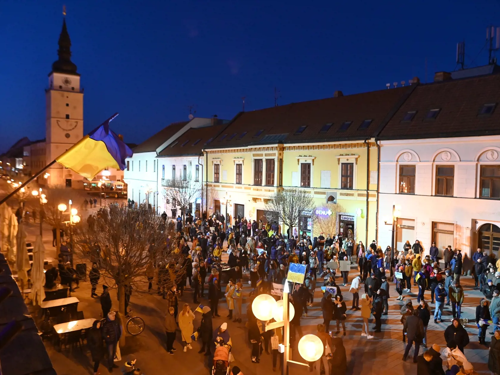 Účastníci počas protestu proti ruskej invázii na Ukrajine s názvom "Trnava stojí za Ukrajinou" v Trnave v pondelok 28. októbra 2022. FOTO TASR - Lukáš Grinaj