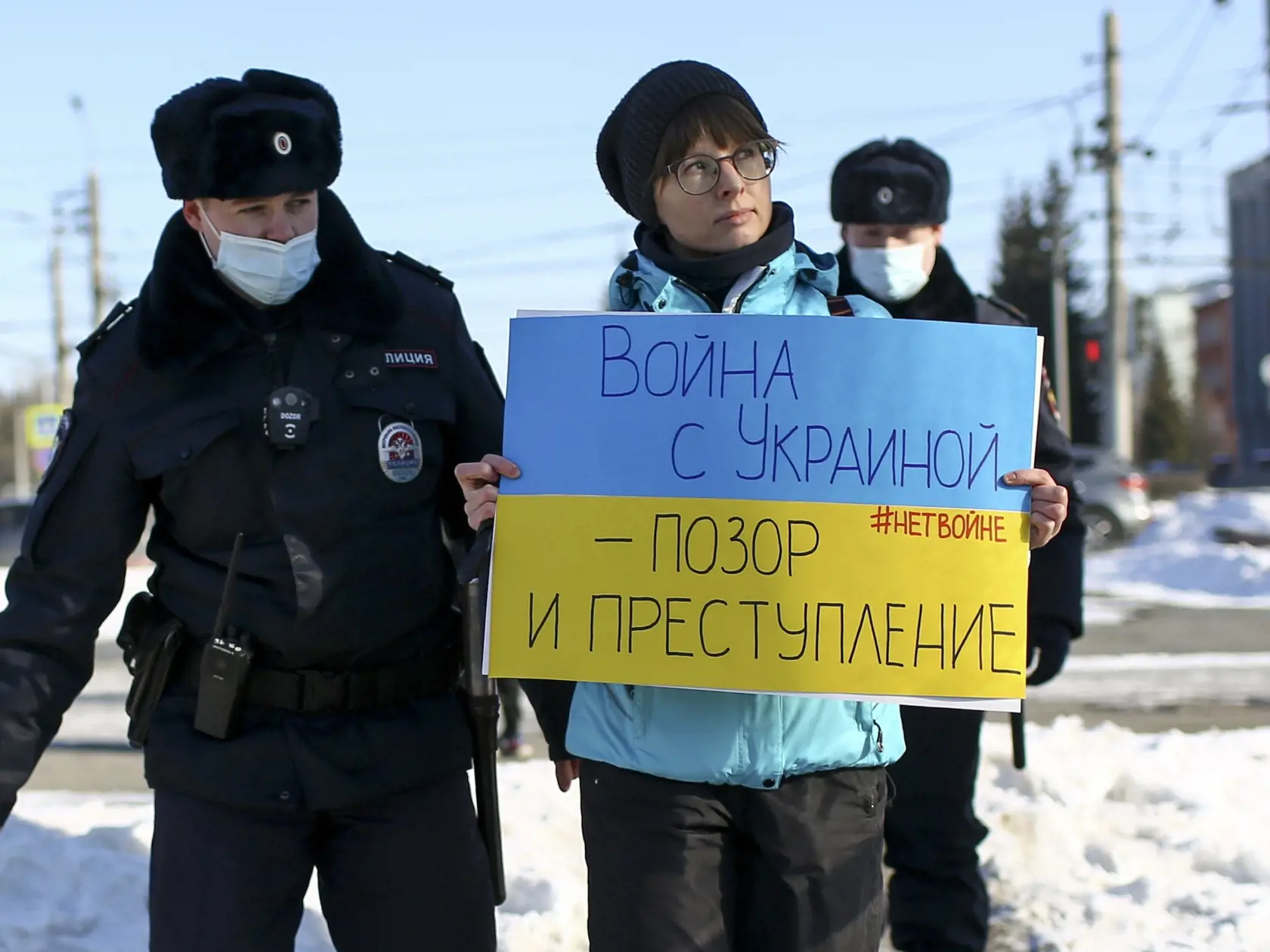 KK76 Moskva - Policajti zatýkajú ženu počas akcie proti ruskému útoku na Ukrajinu, v Moskve 27. februára 2022. Pouličné protesty proti vojne na Ukrajine sa v Moskve, Petrohrade a ďalších ruských mestách obnovili aj v sobotu, pričom ľudia vyšli do ulíc i napriek masovému zatýkaniu vo štvrtok a piatok. FOTO TASR/AP
Police detain a demonstrator with a poster which reads "The war with Ukraine is a shame and a crime" during an action against Russia's attack on Ukraine in Omsk, Russia, Sunday, Feb. 27
