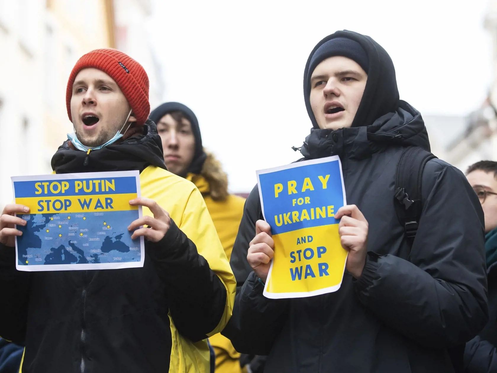 KK6 Tallinn - Ľudia protestujú na podporu Ukrajiny pred ruským veľvyslanectvom v Tallinne 24. februára 2022. Ruský prezident Vladimir Putin vo štvrtok oznámil, že rozhodol o uskutočnení špeciálnej vojenskej operácie vo východnej časti Ukrajiny. Putin takisto varoval ďalšie krajiny, že akýkoľvek pokus o zasahovanie do krokov Ruska bude viesť k následkom. FOTO TASR/AP
People including Ukrainians, take part in a demonstration in support of Ukraine, outside the Russian Embassy in Tallinn, Estonia, T