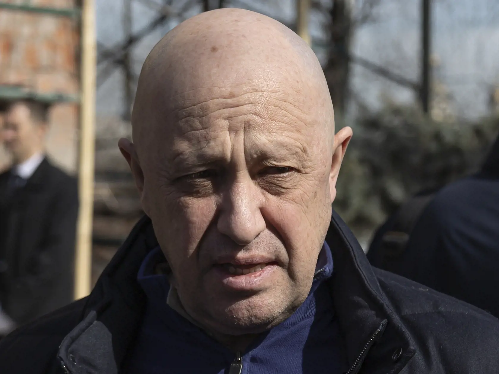 Zakladateľ ruskej žoldnierskej Vagnerovej skupiny Jevgenij Prigožin prichádza na pohreb ruského provojnového blogera Vladlena Tatarského na cintorín v Moskve v sobotu 8. apríla 2023.