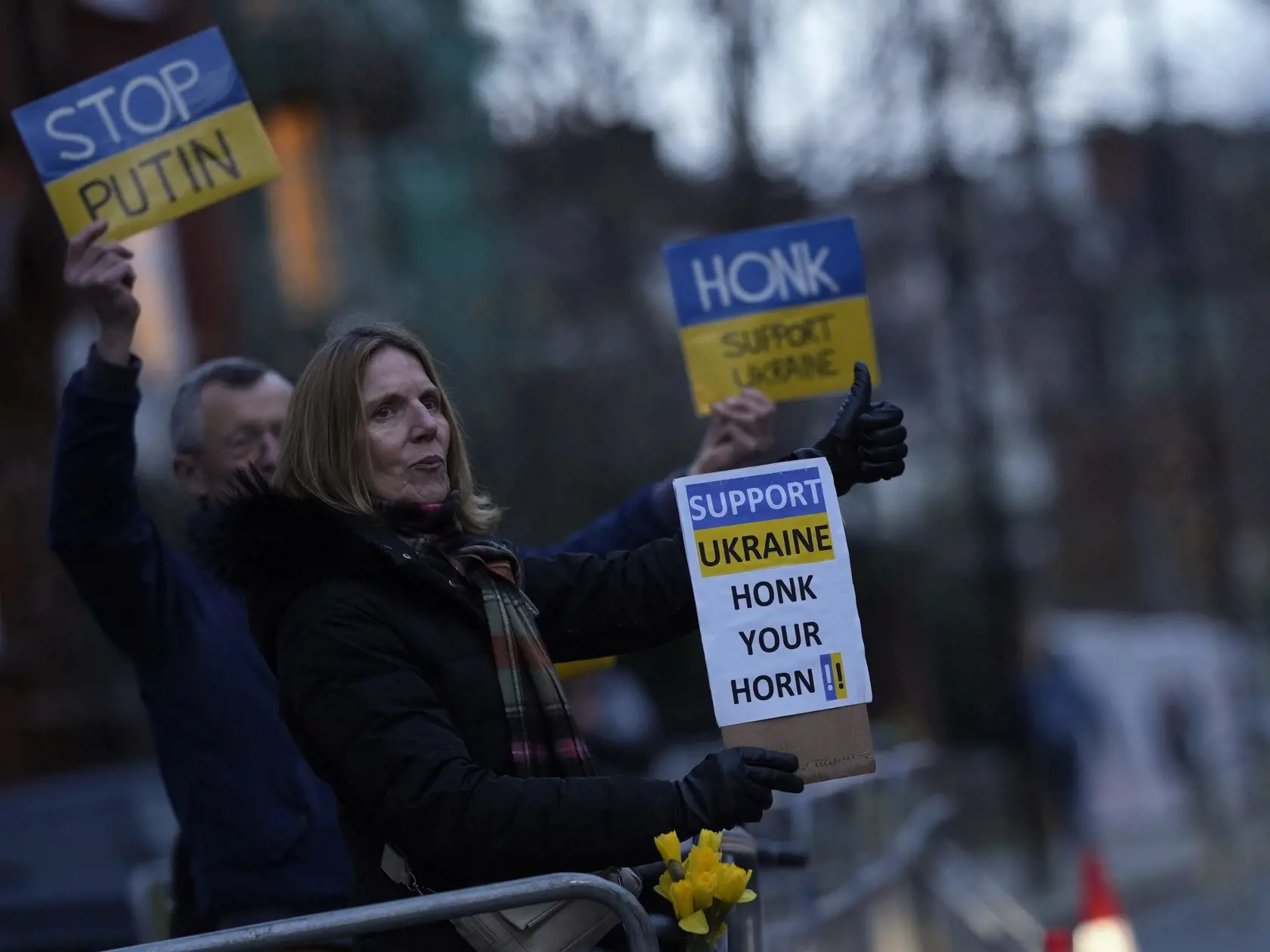 PK 65 Londýn - Demonštranti držia plagáty počas protestu proti ruskej invázii na Ukrajine pred budovou ruského veľvyslanectva v Londýne vo štvrtok 3. marca 2022. FOTO TASR/AP

Demonstrators hold placards as they protest about the Russian invasion of Ukraine outside the Russian Embassy in London, Thursday, March 3, 2022. Ukrainian President Volodymyr Zelenskyy's office says a second round of talks with Russia aimed at stopping the fighting that has sent more than 1 million people fleeing over Ukr
