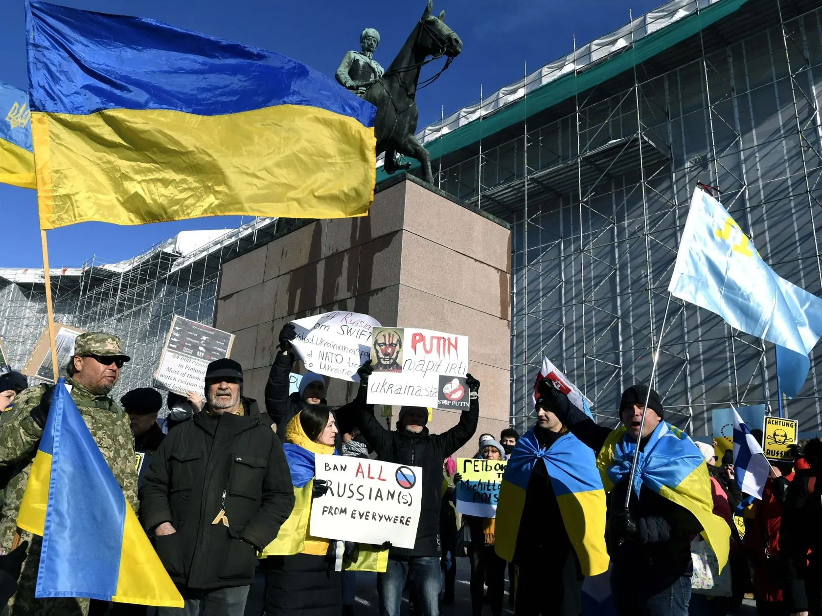 KK89 Helsinki - Na snímke ľudia počas protestu na podporu Ukrajiny v Kelsinkách 26. februára 2022. Ruský prezident Vladimir Putin vo štvrtok oznámil, že rozhodol o uskutočnení špeciálnej vojenskej operácie vo východnej časti Ukrajiny. Putin takisto varoval ďalšie krajiny, že akýkoľvek pokus o zasahovanie do krokov Ruska bude viesť k následkom. FOTO TASR/AP
People take part in a demonstration in support of Ukraine, in Helsinki, Finland, Saturday, Feb. 26, 2022.  Russian troops stormed toward Ukra