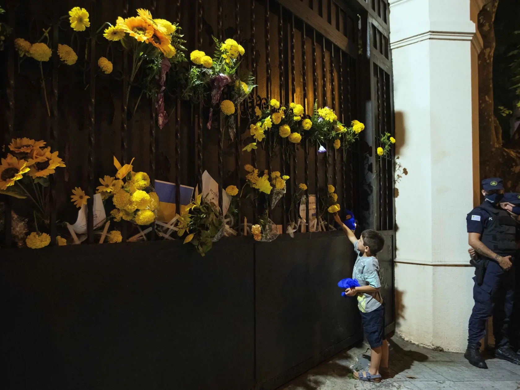 PK 29 Montevideo - Chlapec umiestňuje kvet na bránu ruského veľvyslanectva počas protestu proti ruskej invázii na Ukrajine v uruguajskom hlavnom meste Montevideu v stredu 2. marca 2022. FOTO TASR/AP

A child places a flower on the Russian embassyÂ´s front gate during a protest against the Russian invasion of Ukraine, in Montevideo, Uruguay, Wednesday, March 2, 2022. (AP Photo/Matilde Campodonico)