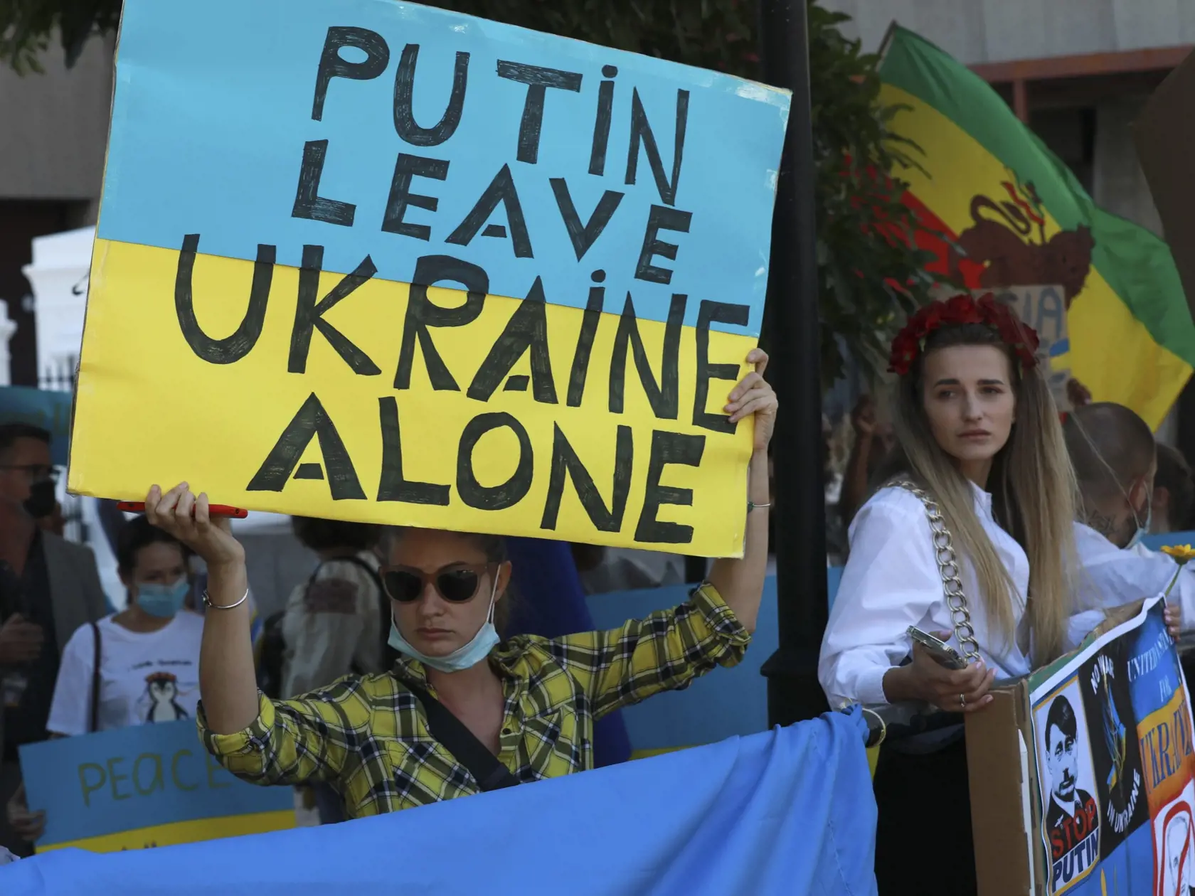 PK 34 Kapské Mesto - Ľudia sa zhromaždili počas protestu proti ruskej invázii na Ukrajine neďaleko budovy parlamentu v Kapskom Meste v utorok 1. marca 2022. FOTO TASR/AP 

Ukrainians protest against Russia's invasion of Ukraine in front of Parliament in Cape Town, South Africa, Tuesday, March 1, 2022. Russia's military assault on Ukraine is now in its sixth day. A miles-long convoy of Russian tanks and armored vehicles is inching closer to the Ukrainian capital and fighting has intensified on th
