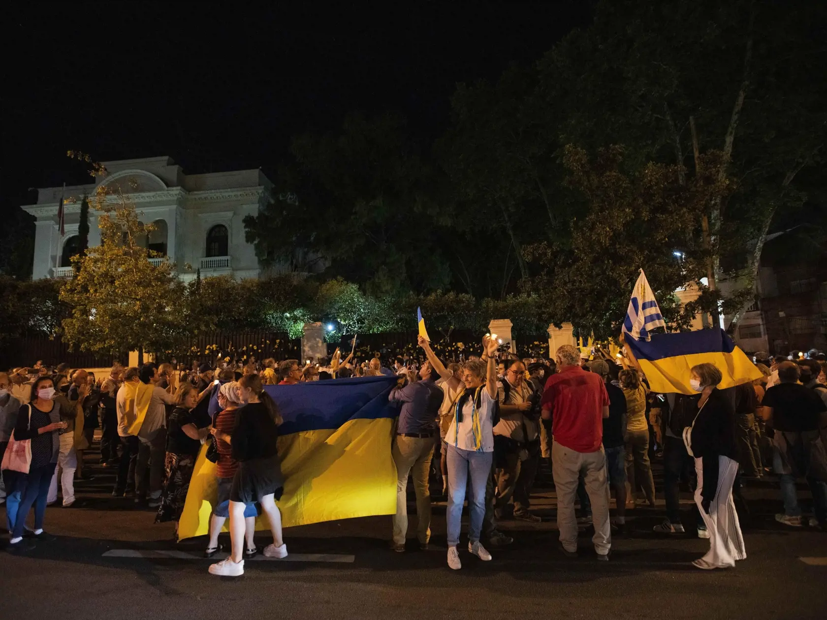PK 30 Montevideo - Ľudia sa zhromaždili na proteste proti ruskej invázii na Ukrajine pred budovou ruského veľvyslanectva v uruguajskom hlavnom meste Montevideu v stredu 2. marca 2022. FOTO TASR/AP

People gather in front of Russia's embassy to protest against the Russian invasion of Ukraine in Montevideo, Uruguay, Wednesday, March 2, 2022. (AP Photo/Matilde Campodonico)