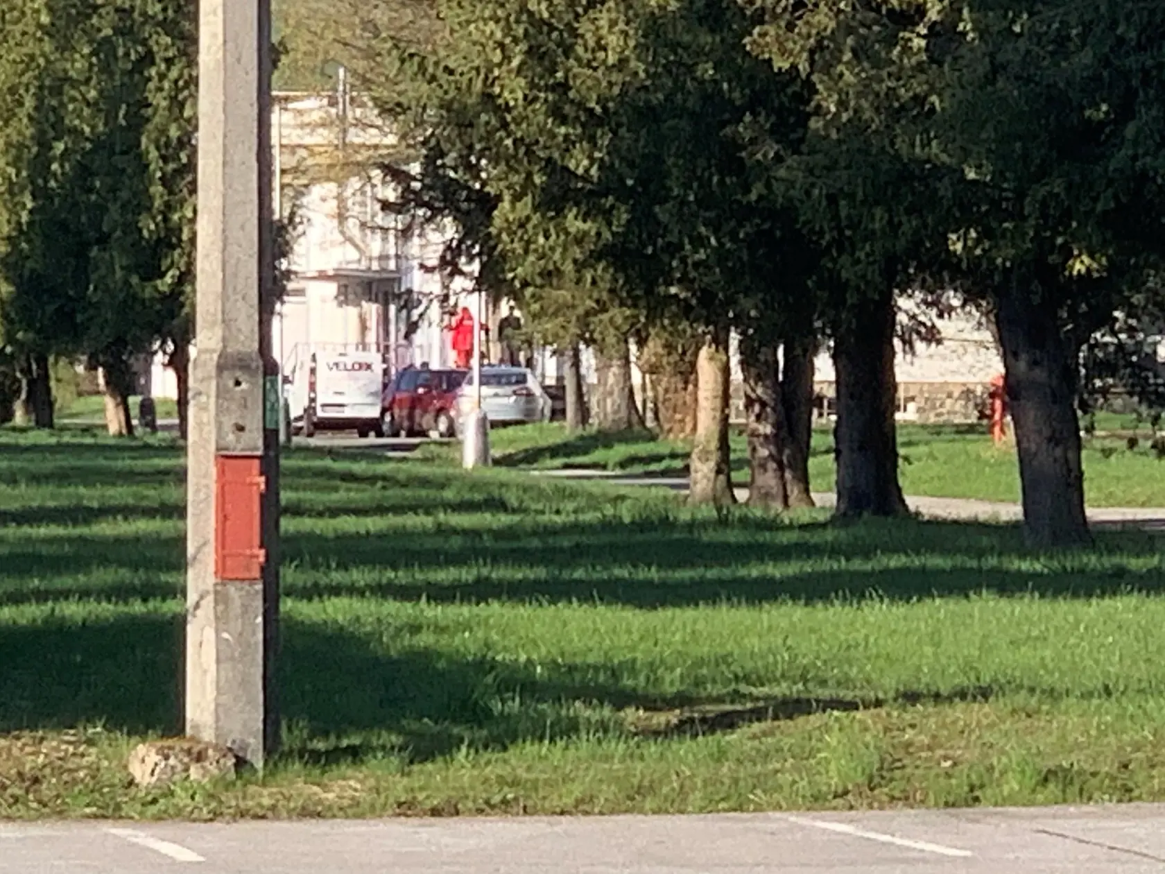 Zo závodu Imuna Pharm v Šarišských Michaľanoch odviezli v stredu ráno 600 ampuliek vakcíny Sputnik V. Ministerstvo zdravotníctva (MZ) SR už skôr avizovalo, že si ich ruská strana odvezie na vlastnú kontrolu.  "Naložili sme pre ruskú stranu 600 ampúl vakcíny. Prišli pre to z DHL z Viedne, doručia to do Moskvy výrobcovi. Preprava sa deje pri teplotách nižších ako mínus 18 stupňov Celzia, ako predpisuje výrobca. To znamená, že doprava sa deje v chladenom aute a termoboxe, v ktorom je suchý ľad a ko