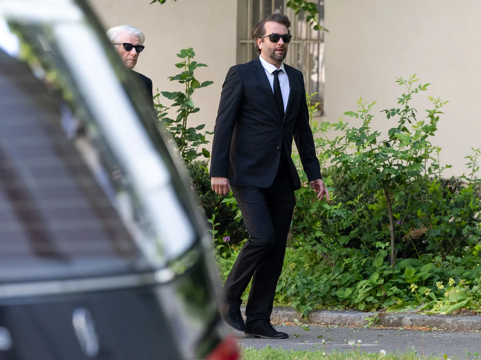 Rozlúčka s Danielou Kovárovou, manželkou herca Františka Kovára. Na snímke Emil Horváth a Vladimír Kobielsky.