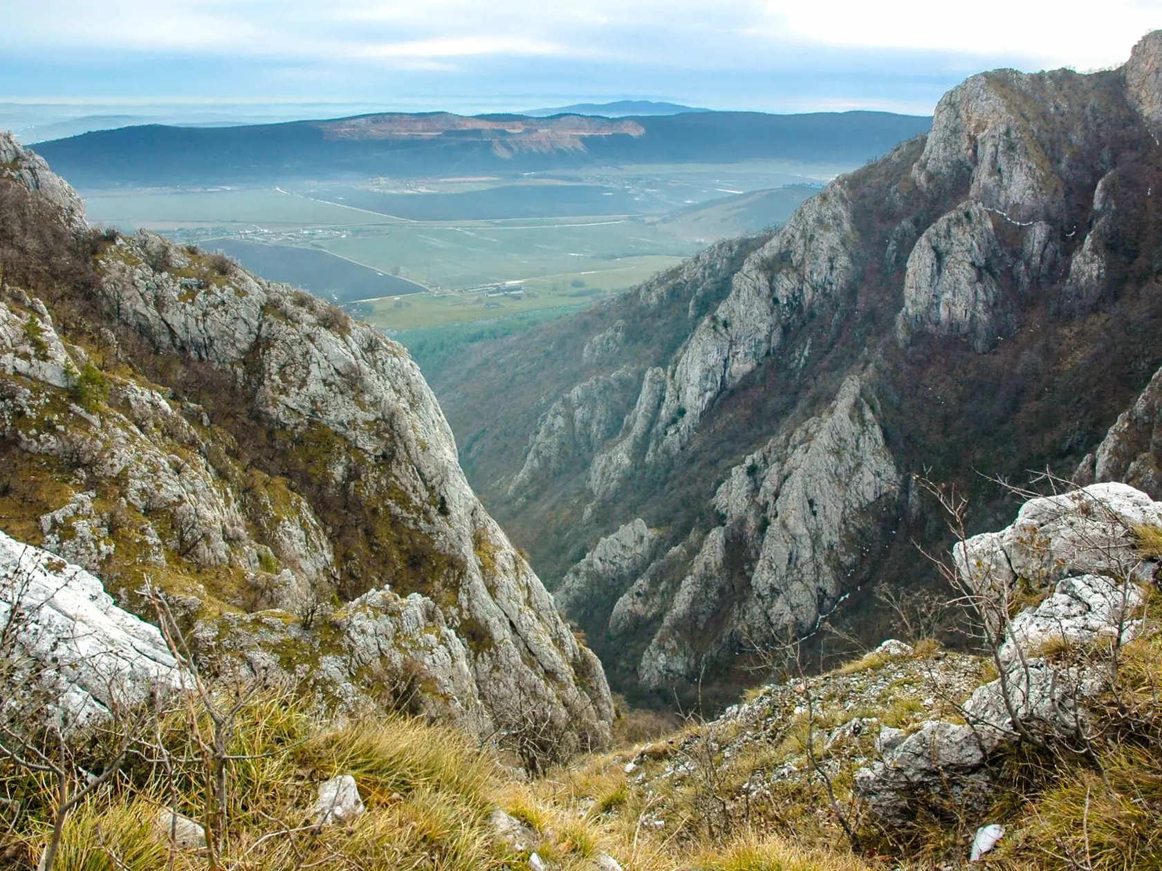 V rámci dovolenky navštívte aj Slovenský kras a jeho klenot Zádielsku tiesňavu. Nenáročný prechod jednou z najkrajších slovenských dolín, ktorej dĺžka je 2,2 kilometra je v týchto horúcich dňoch balzamom na rozhorúčené telo. Návštevníka zaujme pri vstupe do doliny 105 metrov vysoký ihlanovitý skalný útvar pod názvom Cukrová homoľa. V minulosti bola obľúbená najmä u horolezcov, teraz ju môžu už len obdivovať.