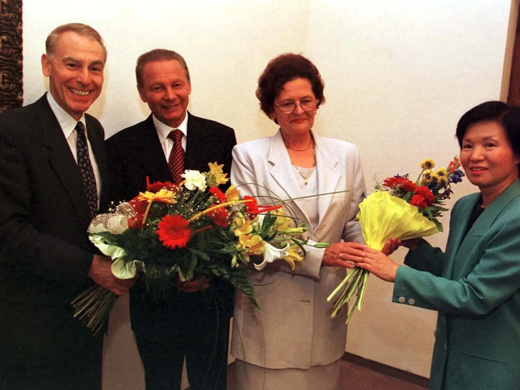 Manželia Schusterovci absolvovali množstvo zahraničných ciest. Irena Schusterová si získala srdcia hostiteľov skromnosťou, ale aj pohostinnosťou.