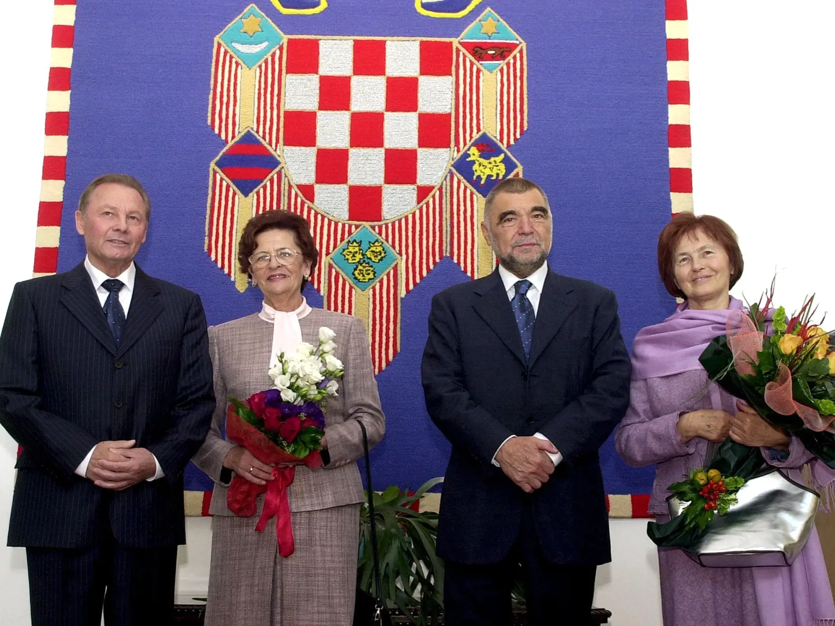 Rudolf Schuster a Irena Schusterová na návšteve Chorvátska.  Na zábere chorvátsky prezident Stjepan „Stipe“ Mesić s manželkou.