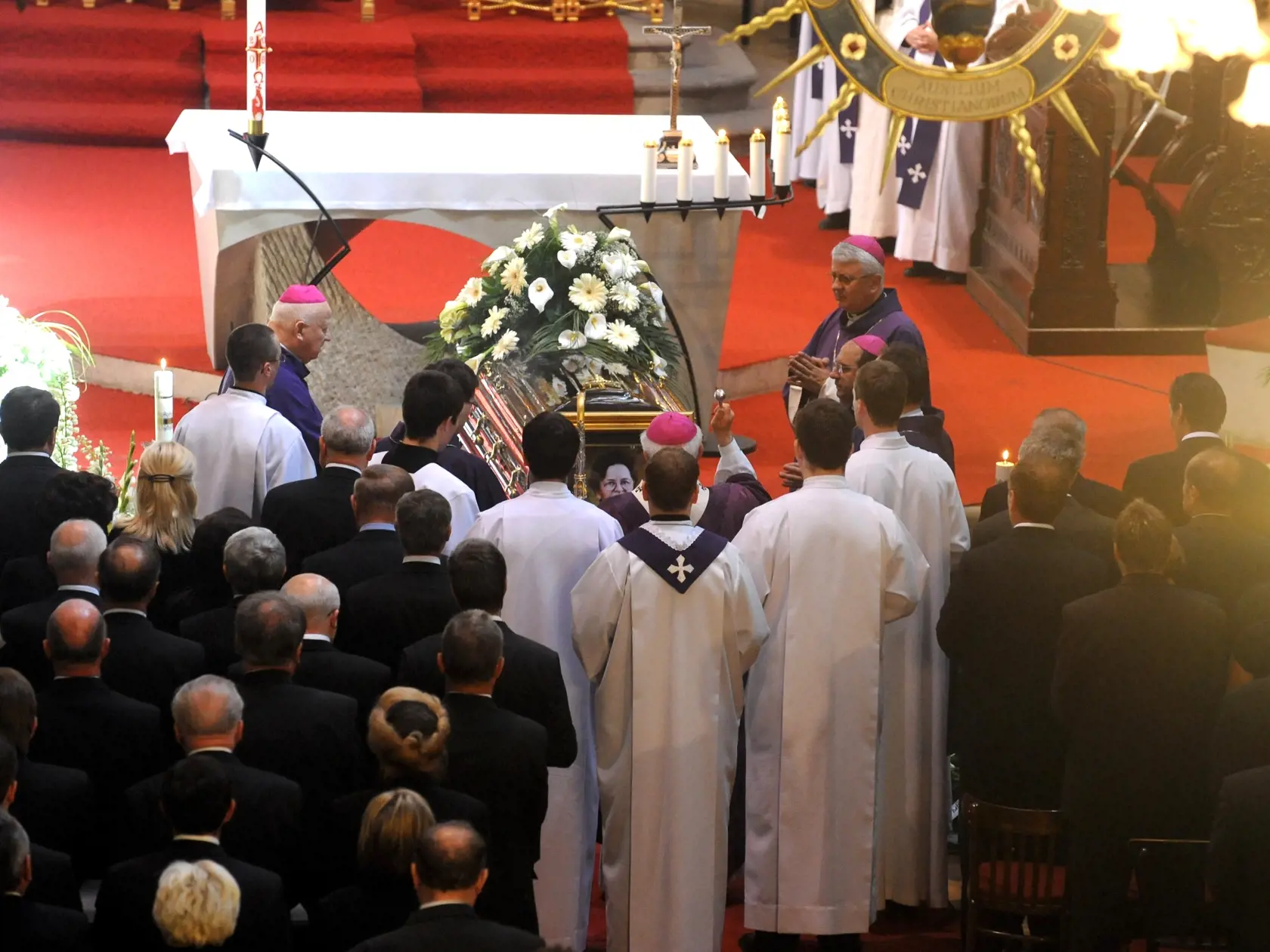 Zádušná svätá omša v Dóme sv. Alžbety v Košiciach pri poslednej rozlúčke s Irenou Schusterovou.  Omšu slúžil .košický arcibiskup Alojz Tkáč.