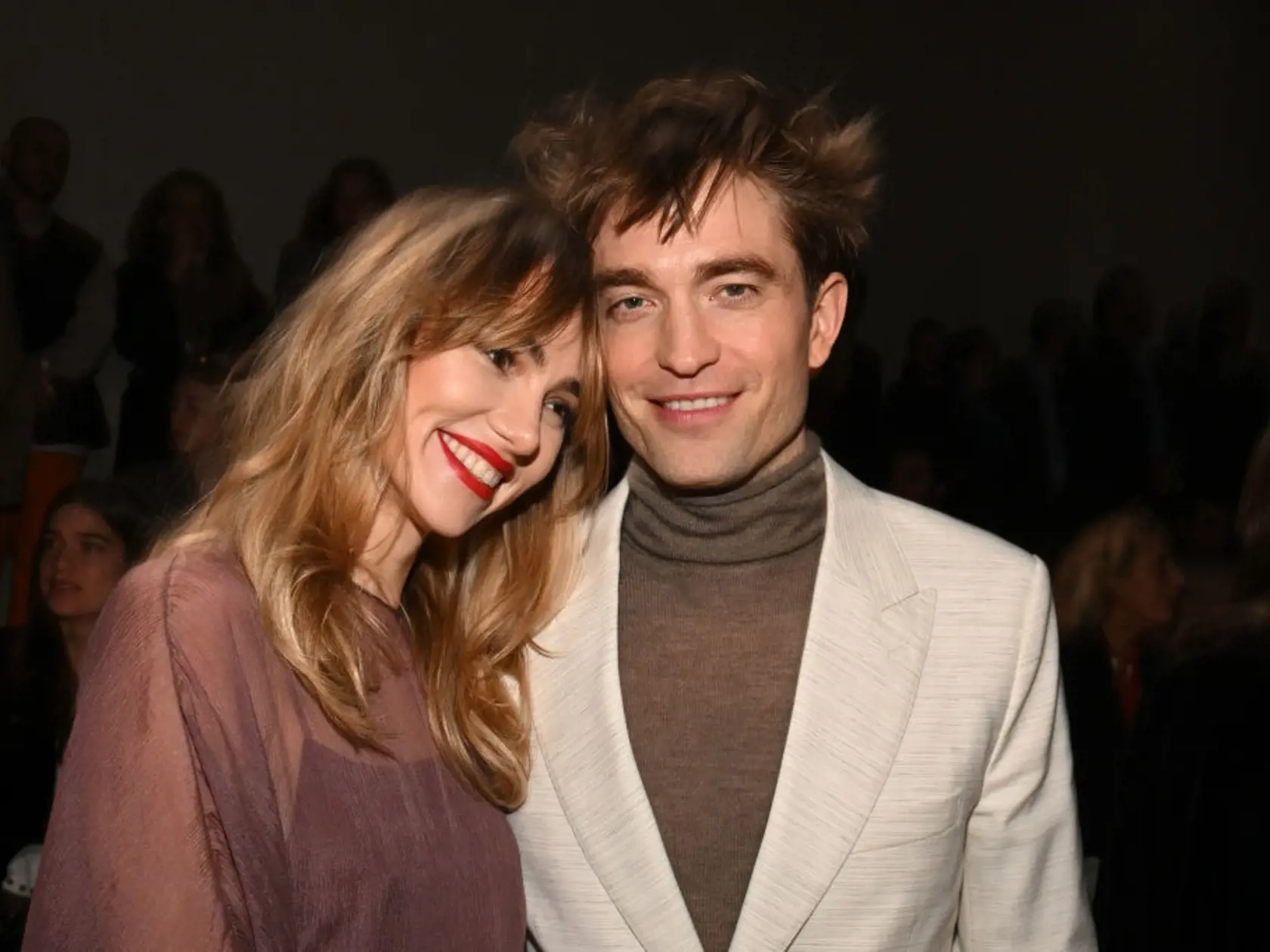 Robert Pattinson a Suki Waterhouse svoj vzťah tajili 4 roky, teraz prišli do spoločnosti ako pár.
