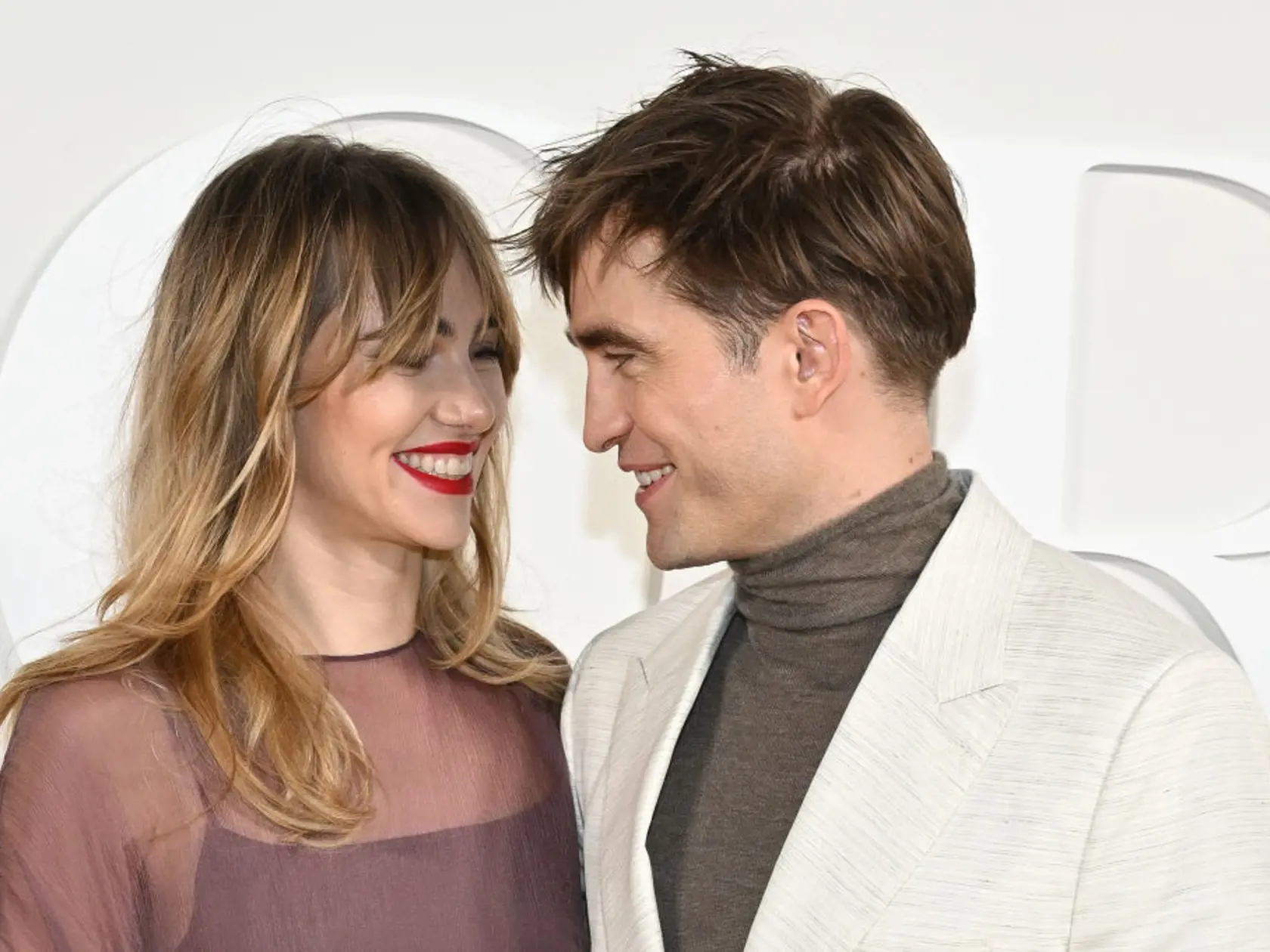 Robert Pattinson a Suki Waterhouse svoj vzťah tajili 4 roky, teraz prišli do spoločnosti ako pár.