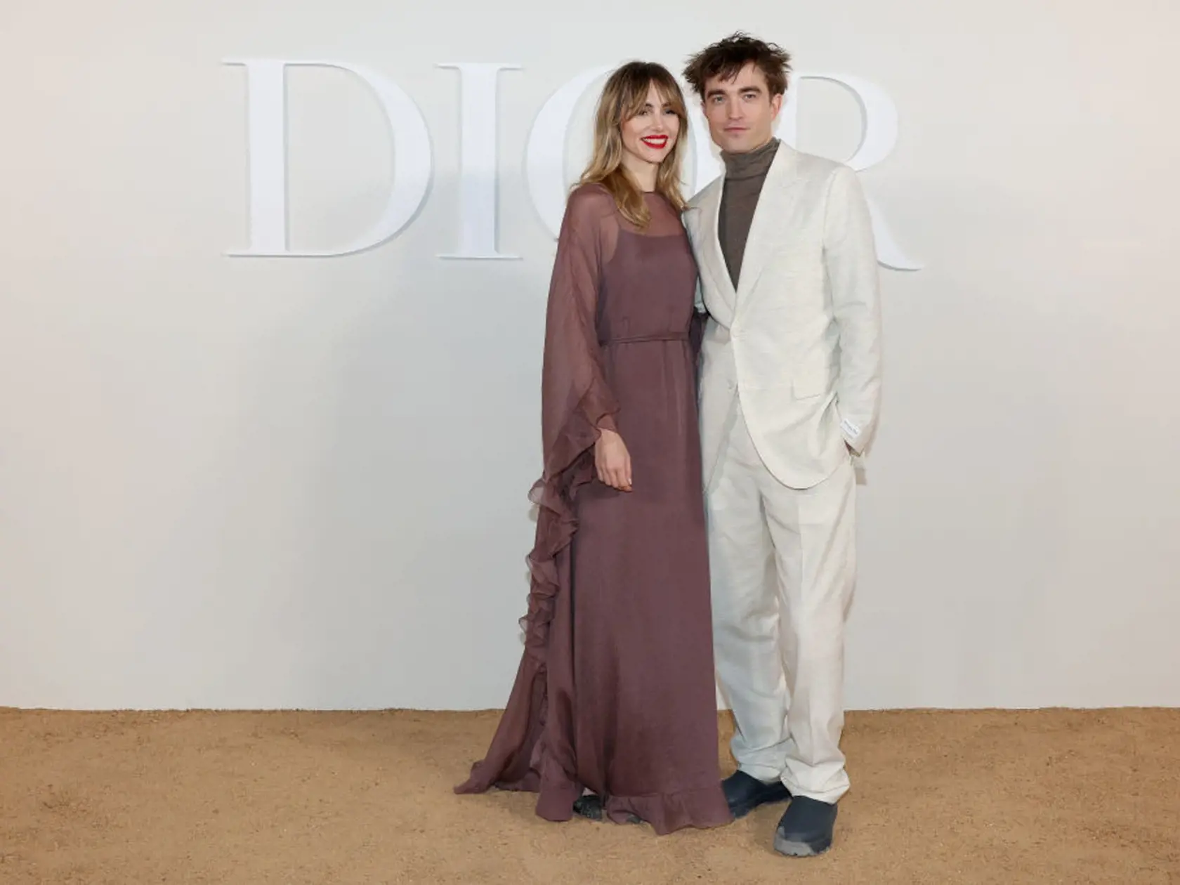 Robert Pattinson a Suki Waterhouse svoj vzťah tajili 4 roky, teraz prišli do spoločnosti ako pár.