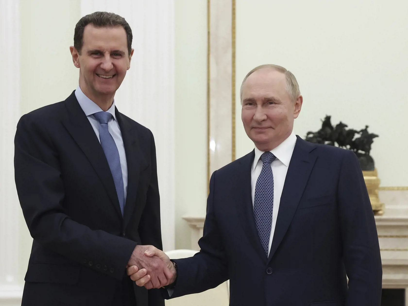 KK10 Moskva - Sýrsky prezident Bašár Asad (vľavo) a ruský prezident Vladimir Putin si podávajú ruky počas stretnutia v Moskve 24. júla 2024. FOTO TASR/AP
Syrian President Bashar Assad, left, and Russian President Vladimir Putin shake hands during their meeting in Moscow, Russia, Wednesday, July 24, 2024. (Valery Sharifulin, Sputnik, Kremlin Pool Photo via AP)