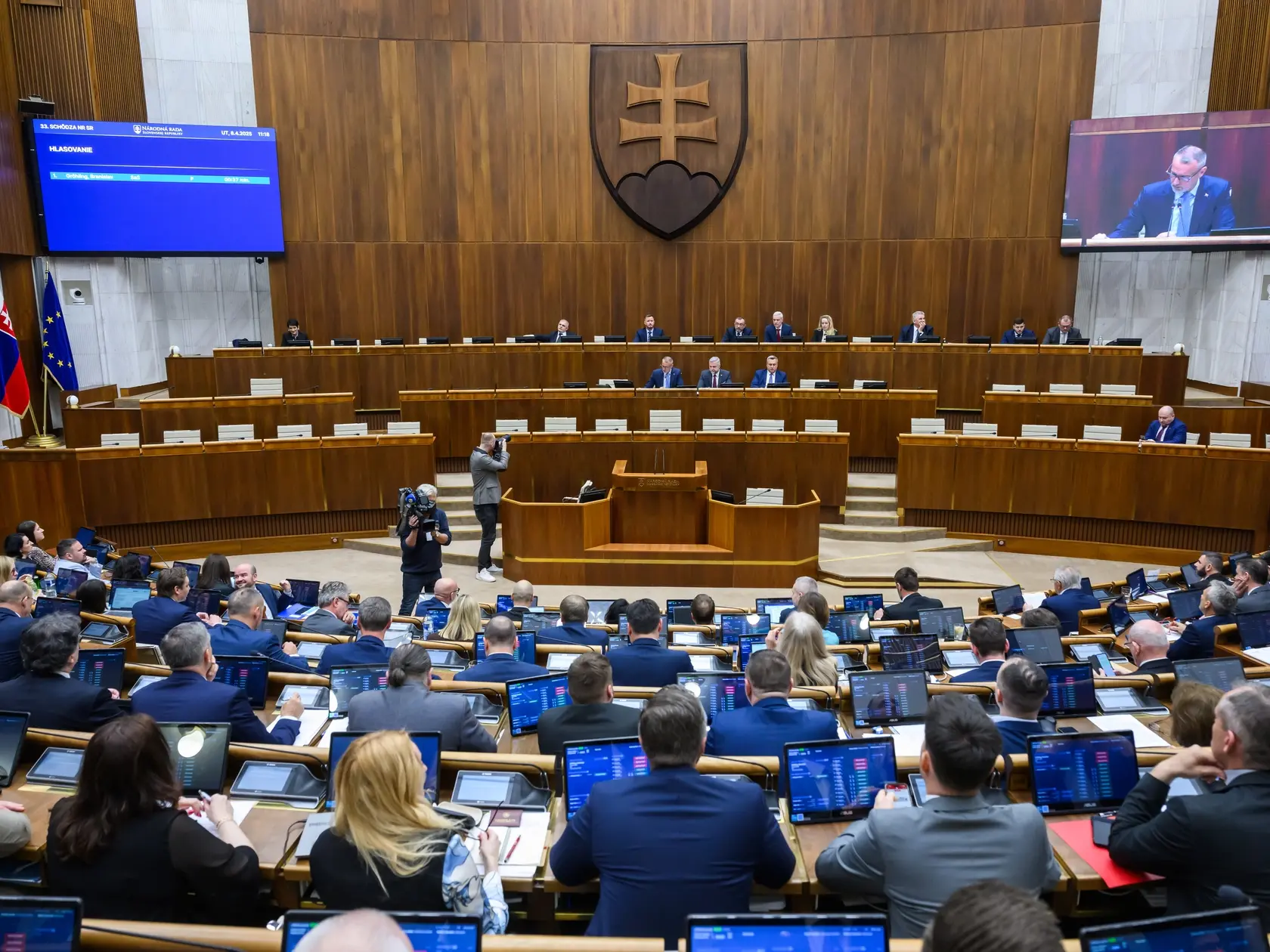 Poslanci NR SR budú rokovať aj v pondelok, a to od 9.00 h do 20.00 h. V tento deň nebudú hlasovať. Keďže ani v piatky sa nehlasuje, najbližšie hlasovanie o prerokovaných bodoch ich čaká až v utorok (15. 4.).
