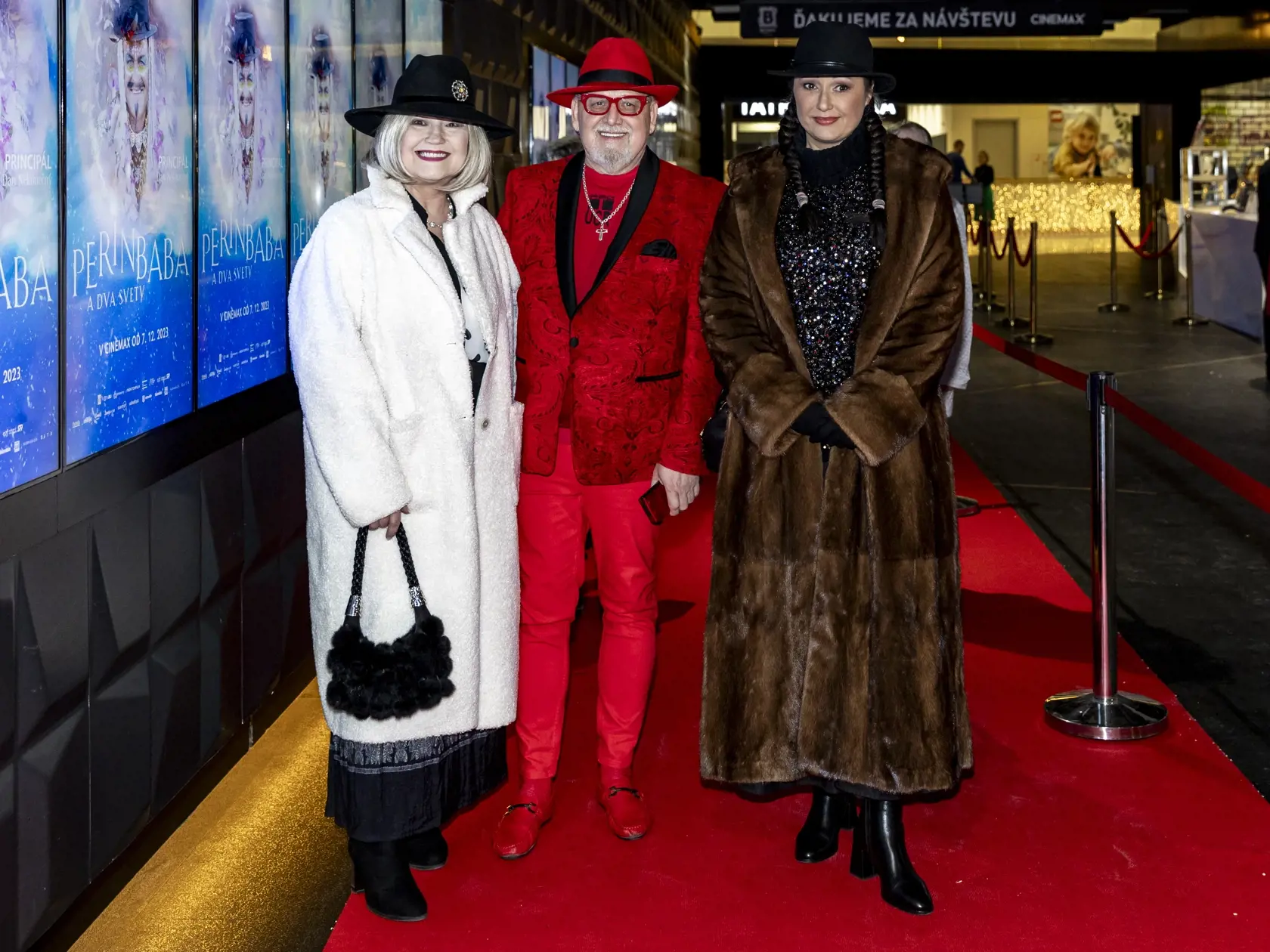 Premiéra filmu Perinbaba a Dva svety. Na snímke je Jozef Oklamčák a Janette Jakubisková