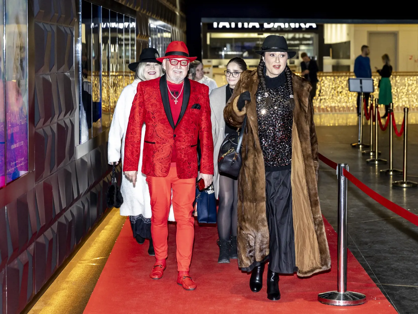 Premiéra filmu Perinbaba a Dva svety. Na snímke je Jozef Oklamčák a Janette Jakubisková. 