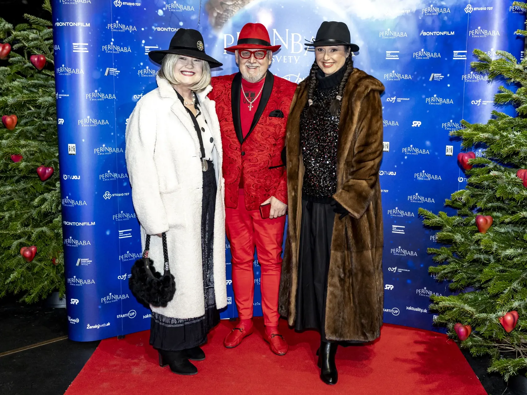 Premiéra filmu Perinbaba a Dva svety. Na snímke je Jozef Oklamčák, a Janette Jakubisková. 