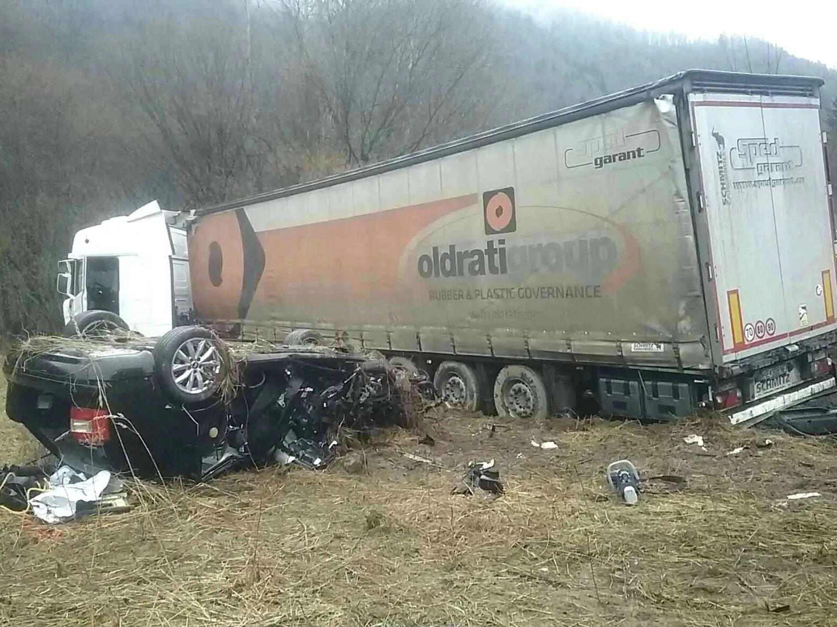 Tragická nehoda kamiónu a osobného auta pod Strečnom.