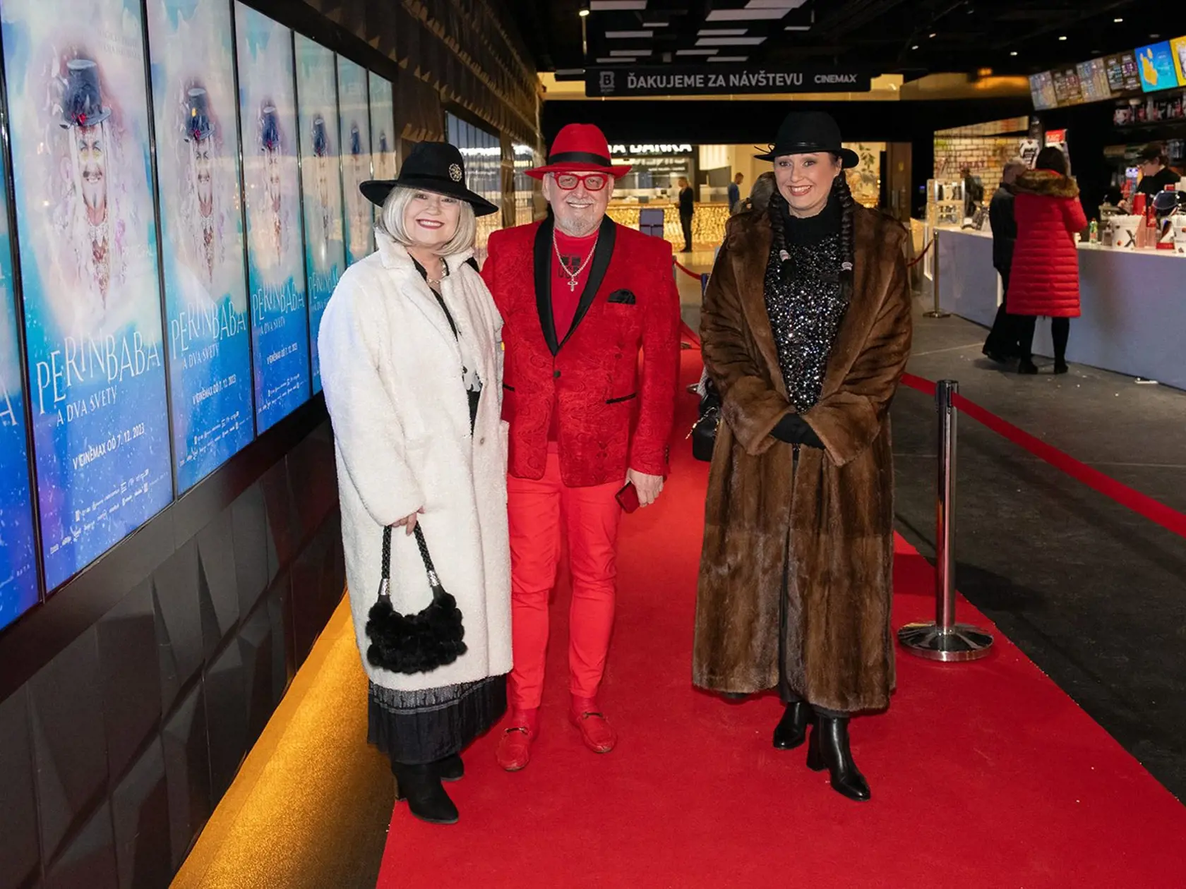 Na premiéru dorazila Janette Jakubisková v sprievode Jozefa Red Oklamčáka a jeho manželky.