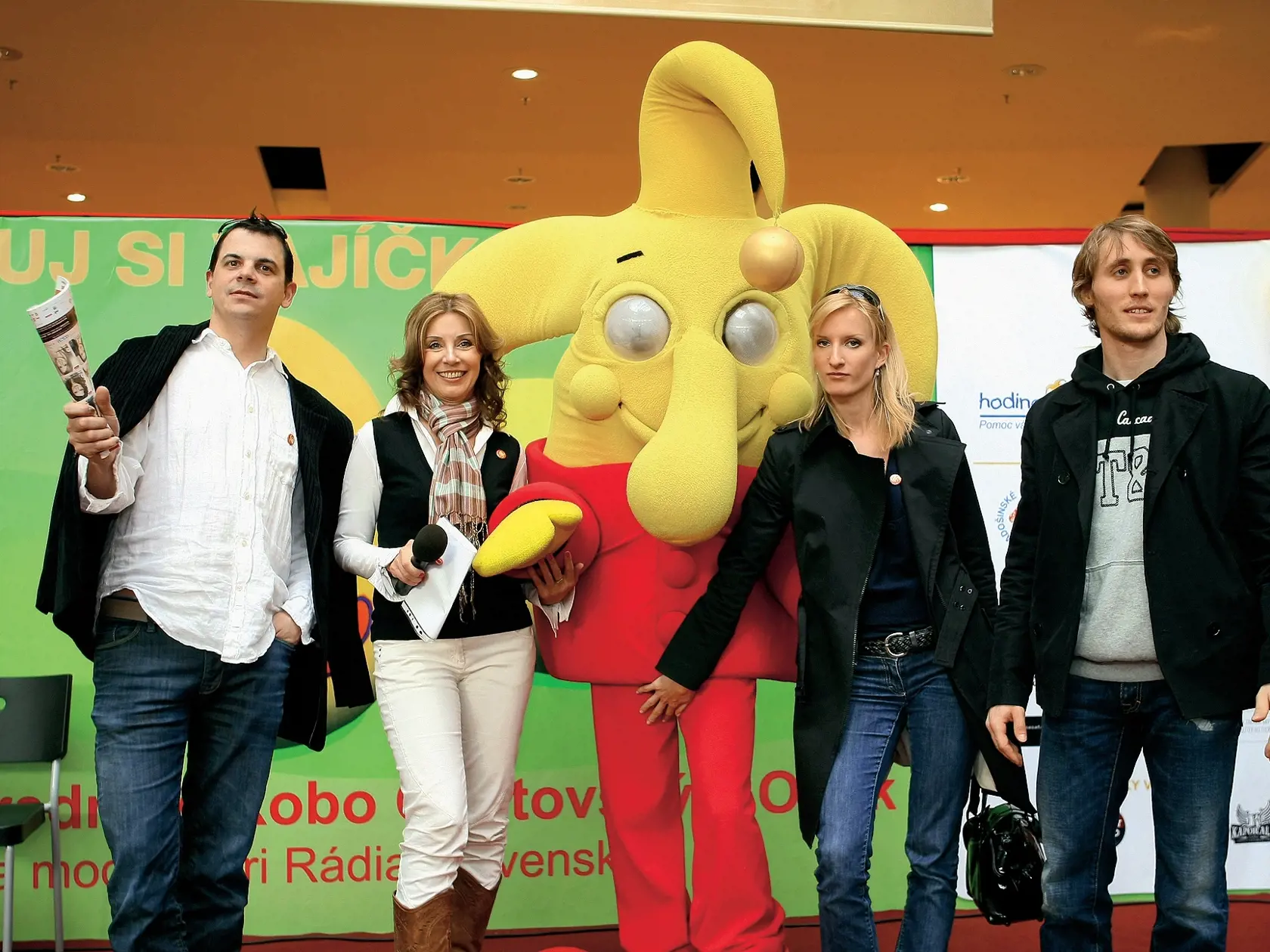 Dano Dangl, Alena Heribanová, Adela Banášová, Matej Sajfa Cifra, charitatívna akcia Hodina deťom, maskot 
Foto: Zuzana Gavulová
Uverejnené: Šarm č. 15/09 
pôvodný súbor:_G__1192.eps