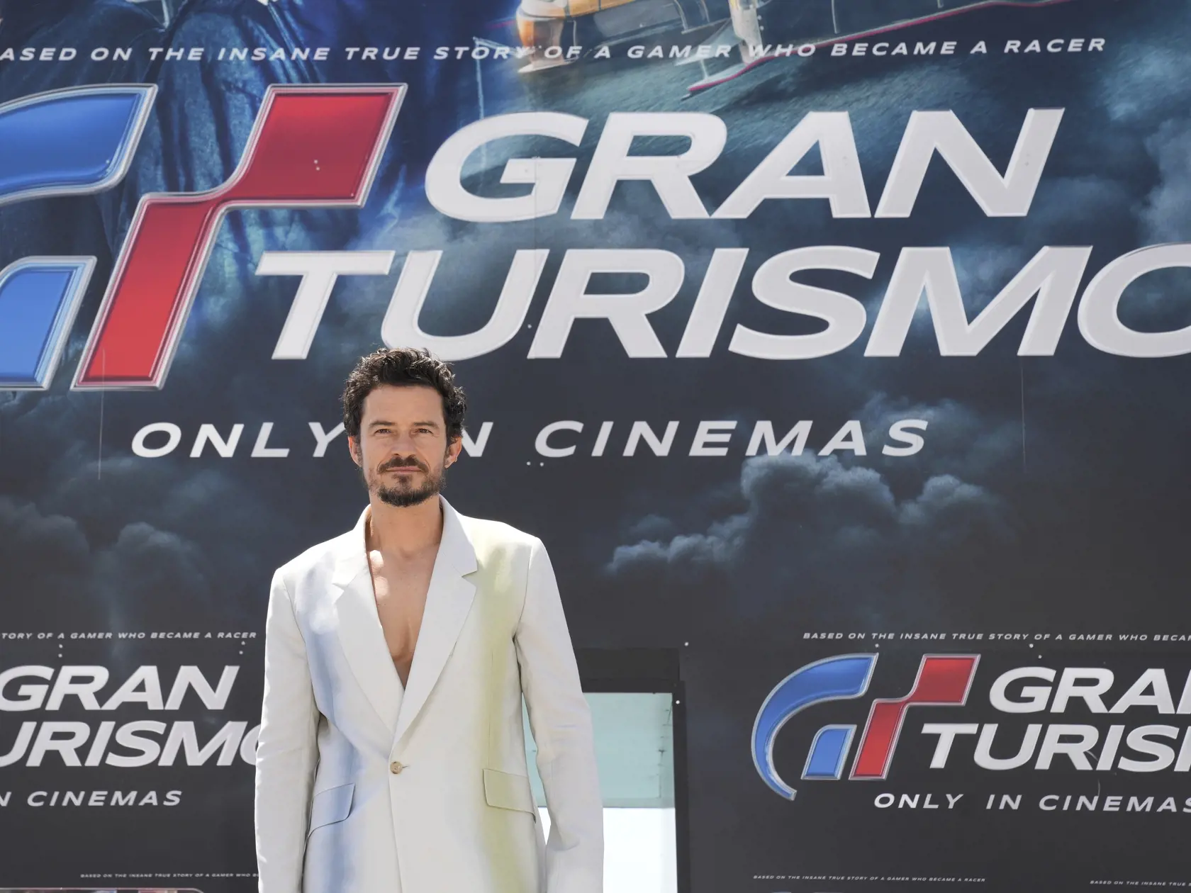 Herec Orlando Bloom pózuje počas fototermínu k filmu Gran Turismo na 76. ročníku Medzinárodného filmového festivalu v Cannes 26. mája 2023. FOTO TASR/AP