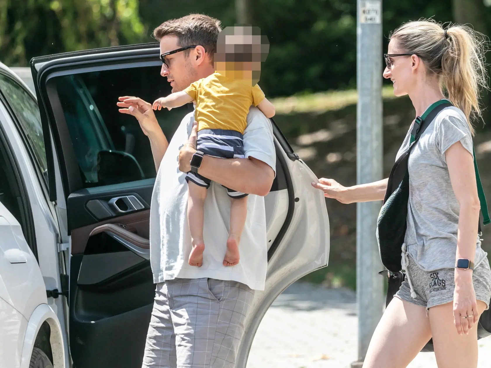 Na snímke moderátorka Adela Vinczeová s manželom Viktorom a dieťatom prichádzajú domov. 