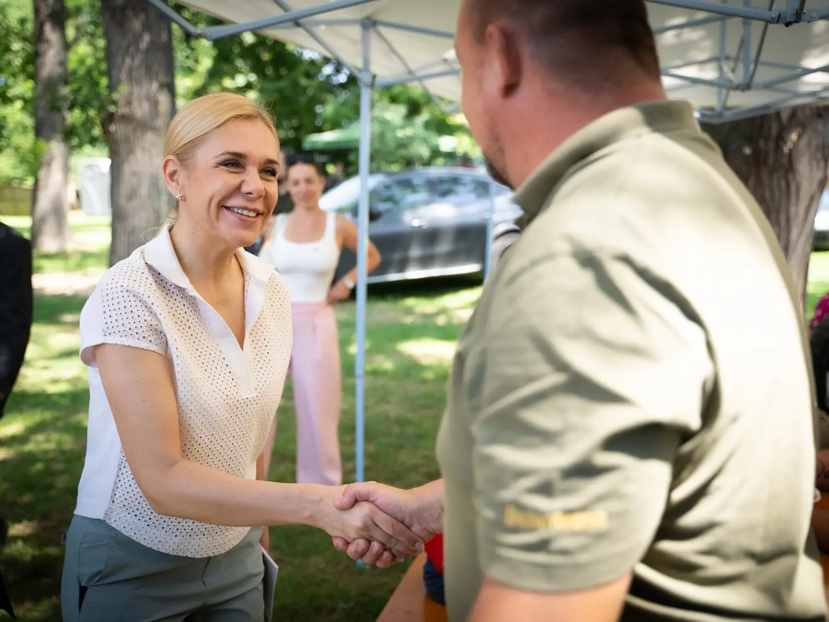 Najnovšie zábery Denisy Sakovej, na ktorých doslova žiari v spoločnosti mužov.