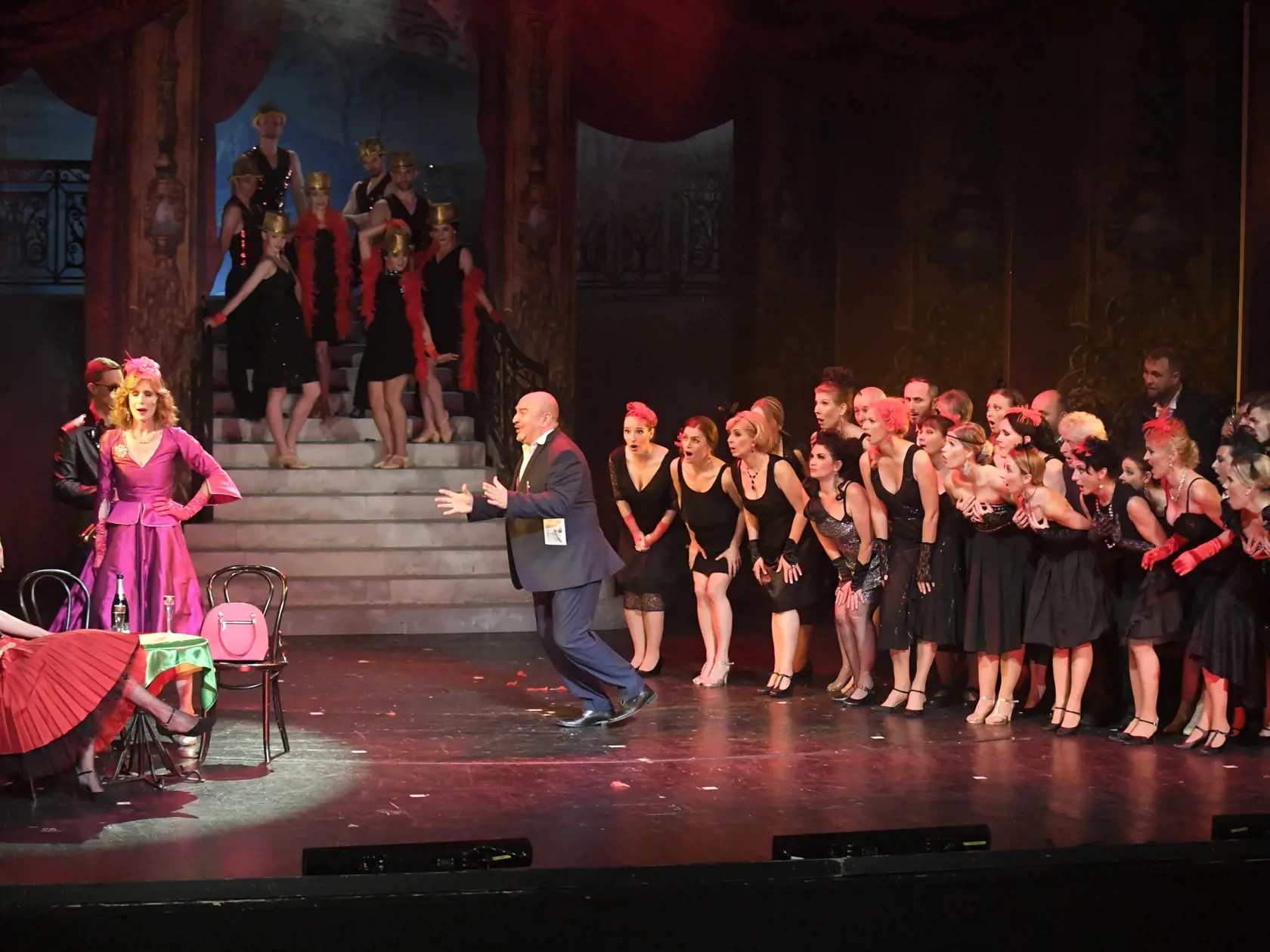 Skúška džezovej operety Vojvodkyňa z Chicaga od skladateľa Emmericha Kálmána, ktorú uvedie opera Štátneho divadla Košice. Na snímke uprostred Tomáš Beličák - divadelný kritik. V Košiciach, 6. júla 2021. FOTO TASR – František Iván