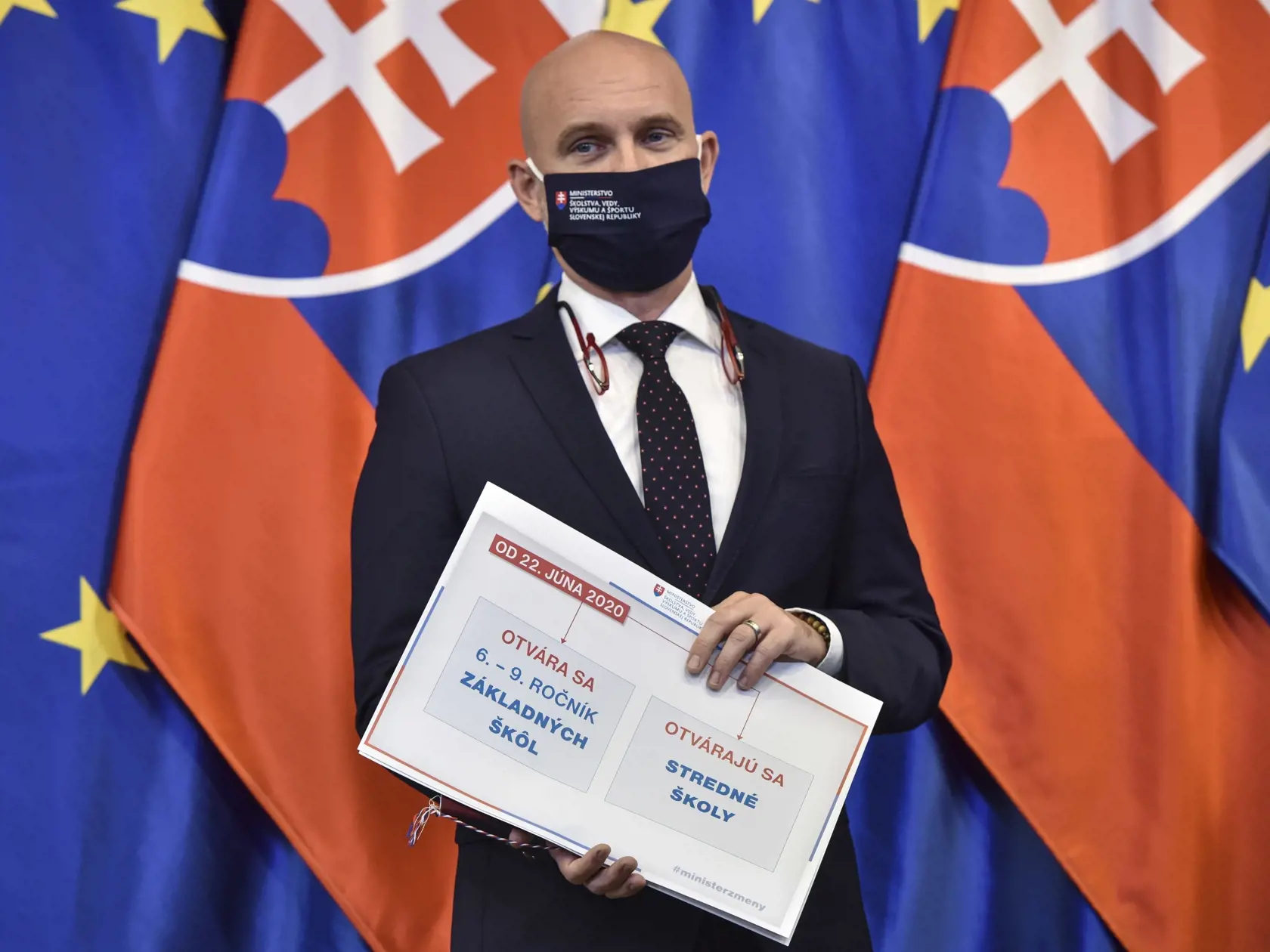 Na snímke minister školstva, vedy, výskumu a športu SR Branislav Gröhling (SaS) počas tlačovej konferencie v Bratislave 9. júna 2020. Do škôl sa budú môcť posledný júnový týždeň vrátiť aj žiaci od šiesteho po deviaty ročník základných škôl (ZŠ), rovnako aj študenti stredných škôl (SŠ). Od pondelka 15. júna sa rušia obmedzenia na počty žiakov v materských školách a pre prvý až piaty ročník základných škôl. FOTO TASR - Pavol Zachar